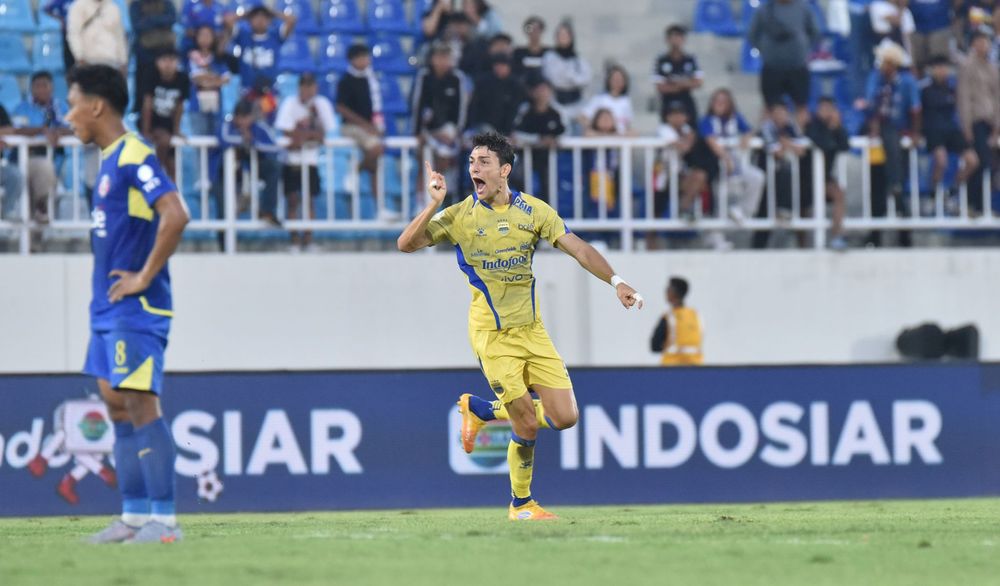 Bek PERSIB, Federico Barba merayakan gol ke gawang Arema FC pada pertandingan pekan keenam Super League 2025/26 di Stadion Kanjuruhan Kepanjen, Kabupaten Malang, Senin, 22 September 2025.