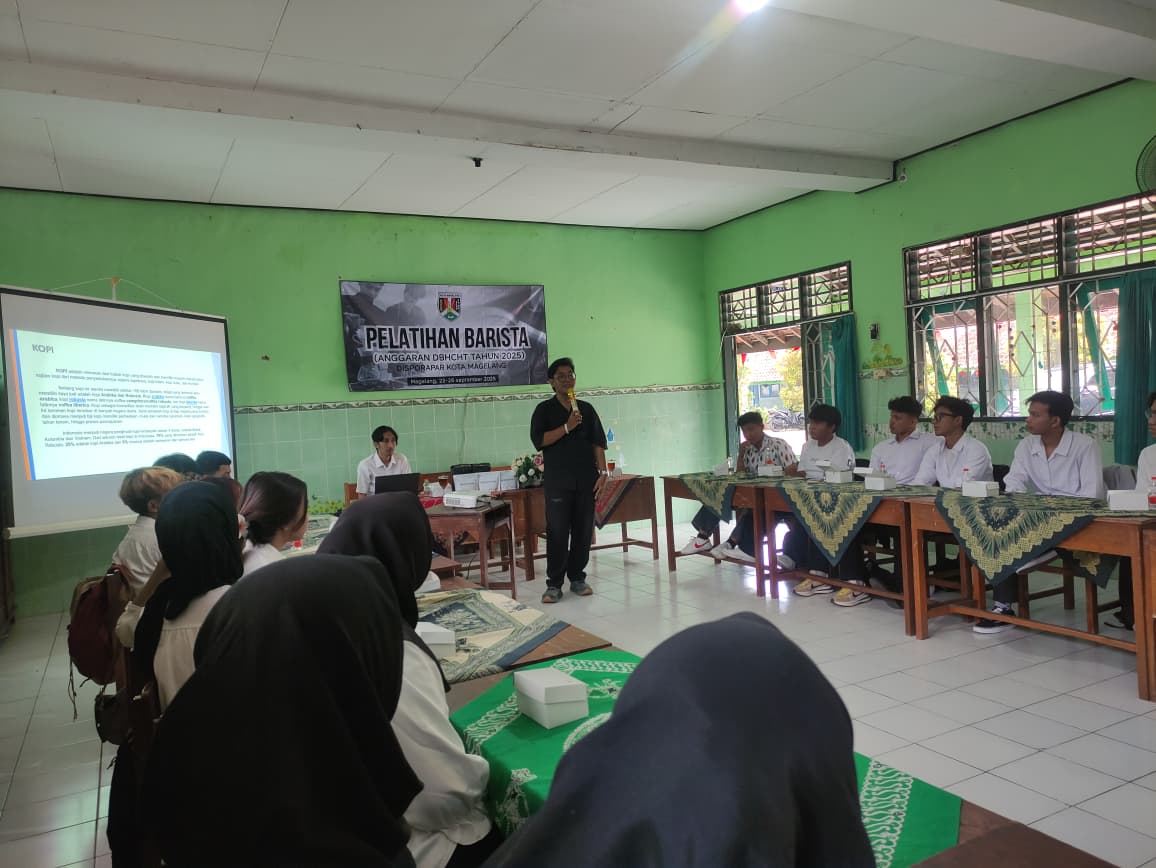 Peserta antusias ikuti Pelatihan Barista 2025 Disporapar Kota Magelang, membuka peluang kerja dan wirausaha muda.