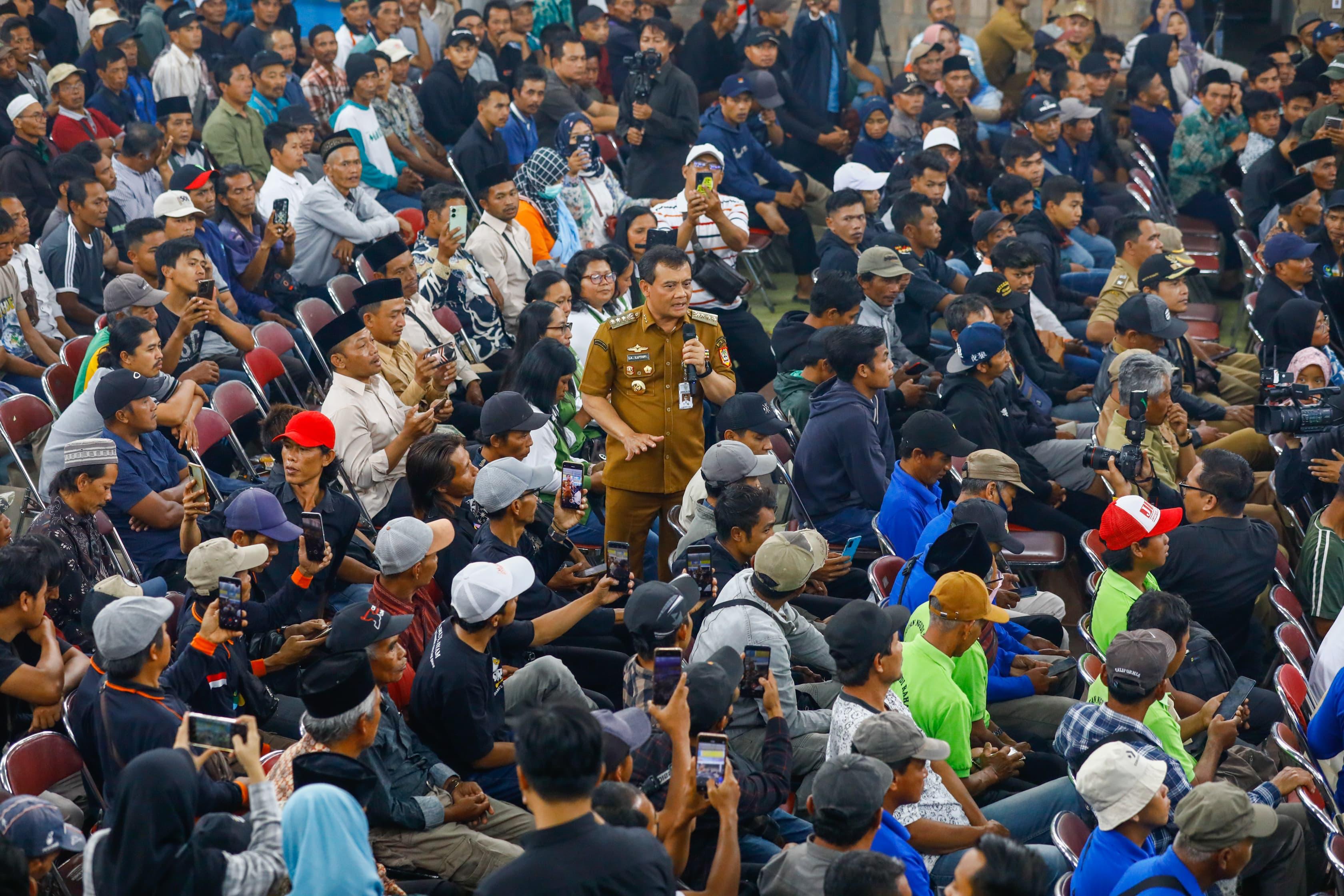 Gubernur Jawa Tengah Ahmad Luthfi di tengah-tengah para &ldquo;Champion Cabai" di GOR Desa Banyusidi, Pakis, Kabupaten Magelang, Senin (22/9/2025).