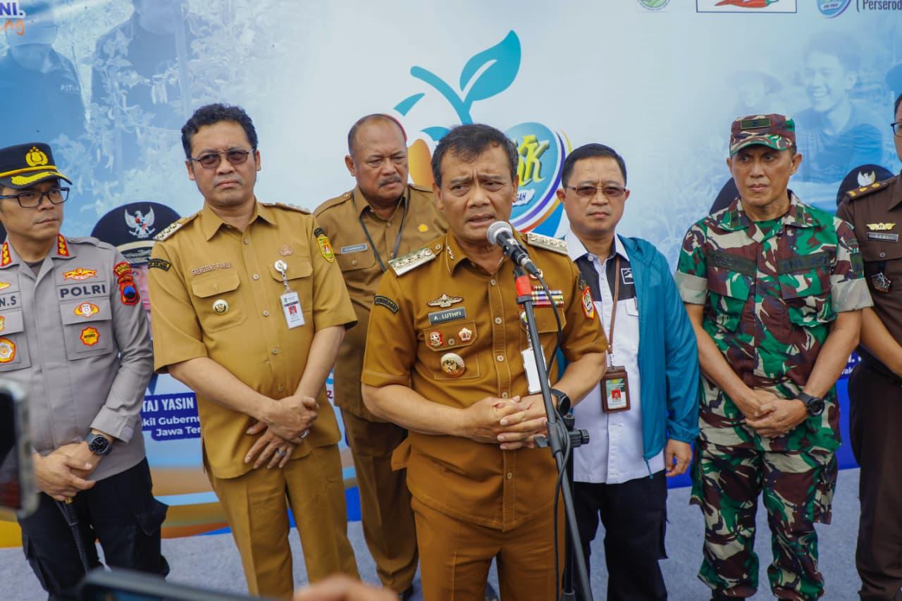 Gubernur Jawa Tengah Ahmad Luthfi bersama Bupati Magelang Grengseng Pamuji dan forkompimda di Desa Banyusidi, Kecamatan Pakis, Kabupaten Magelang, Senin (22/9/2025).