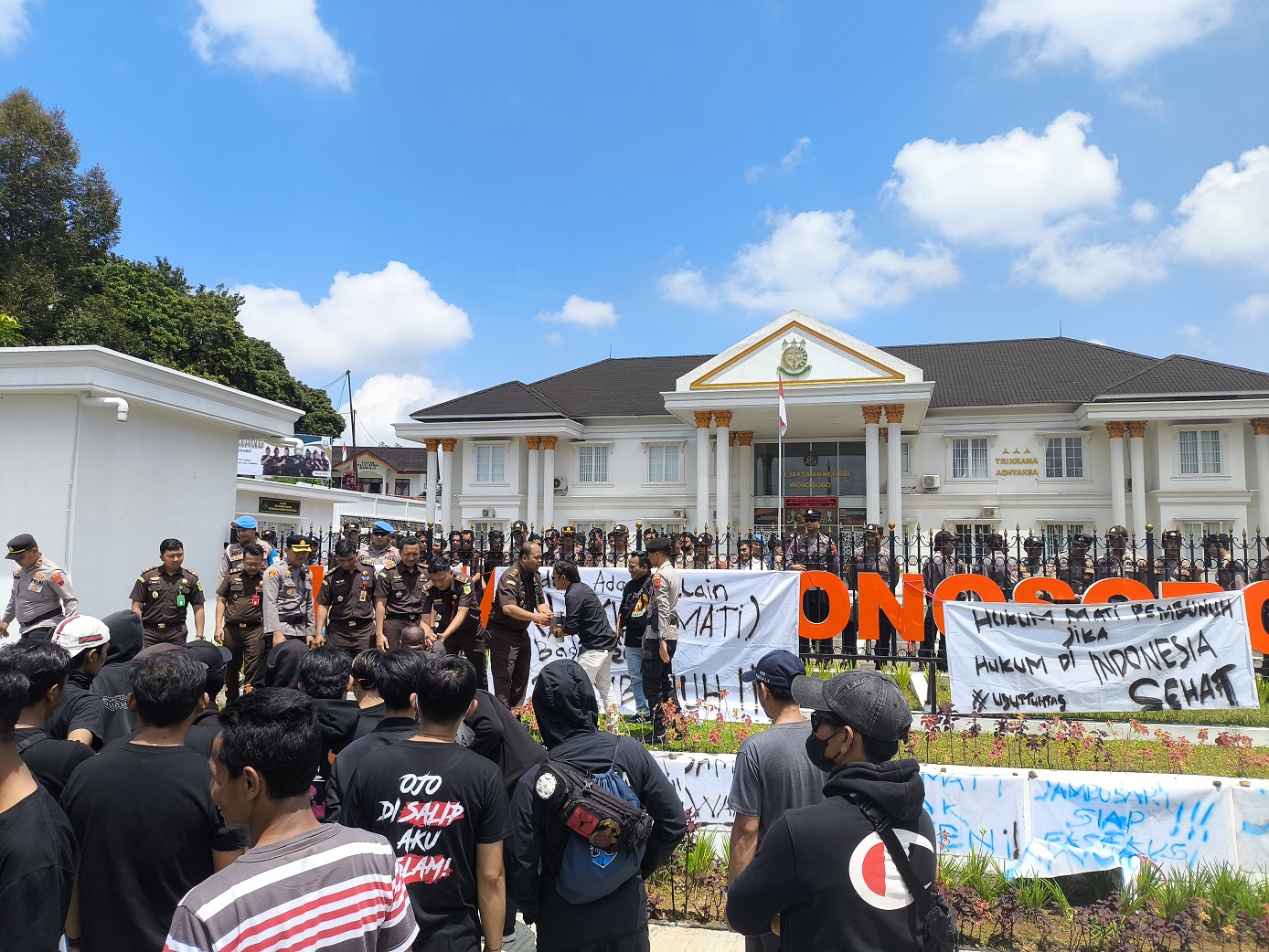 Warga Jambusari Kertek Wonosobo menggeruduk kantor Kejaksaan Negeri Kabupaten Wonosobo, Senin (22/9/2025).