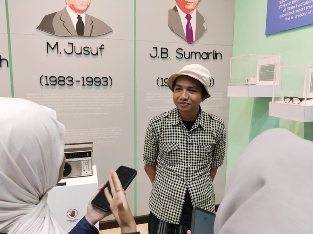 Dimas Indra dalam sesi wawancara bersama media