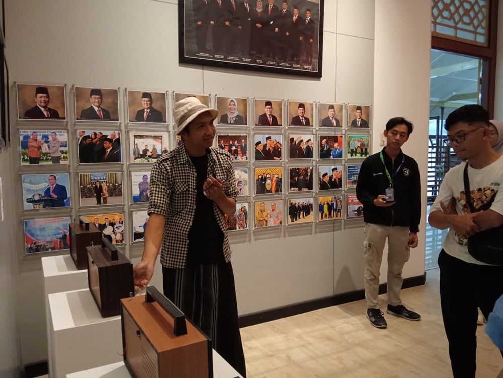 Dimas Indra, sedang menjelaskan terkait sejarah radio kepada tamu undangan
