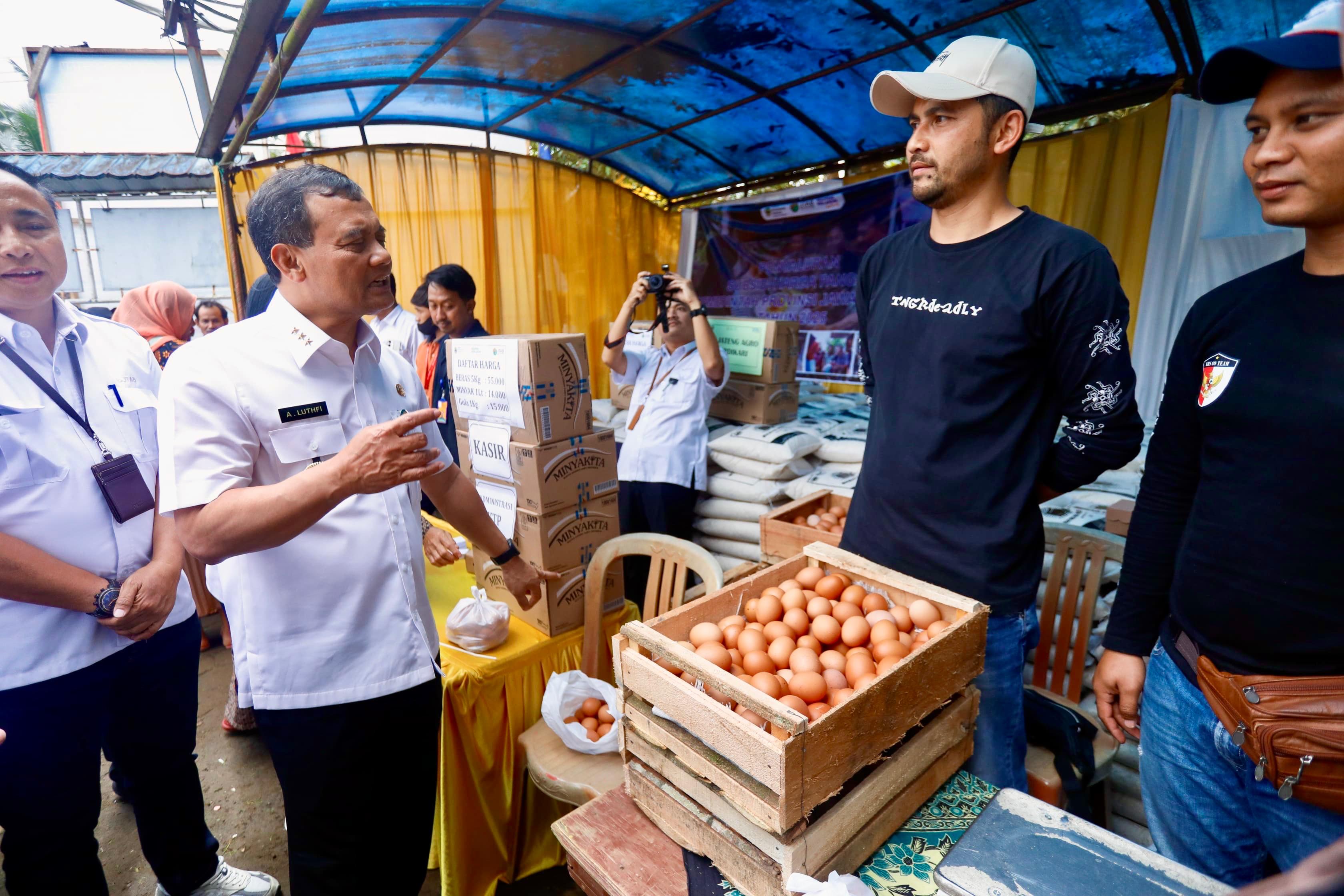 Gubernur Jawa Tengah Ahmad Luthfi ketika berbincang dengan pedagang dalam Gerakan Pangan Murah.