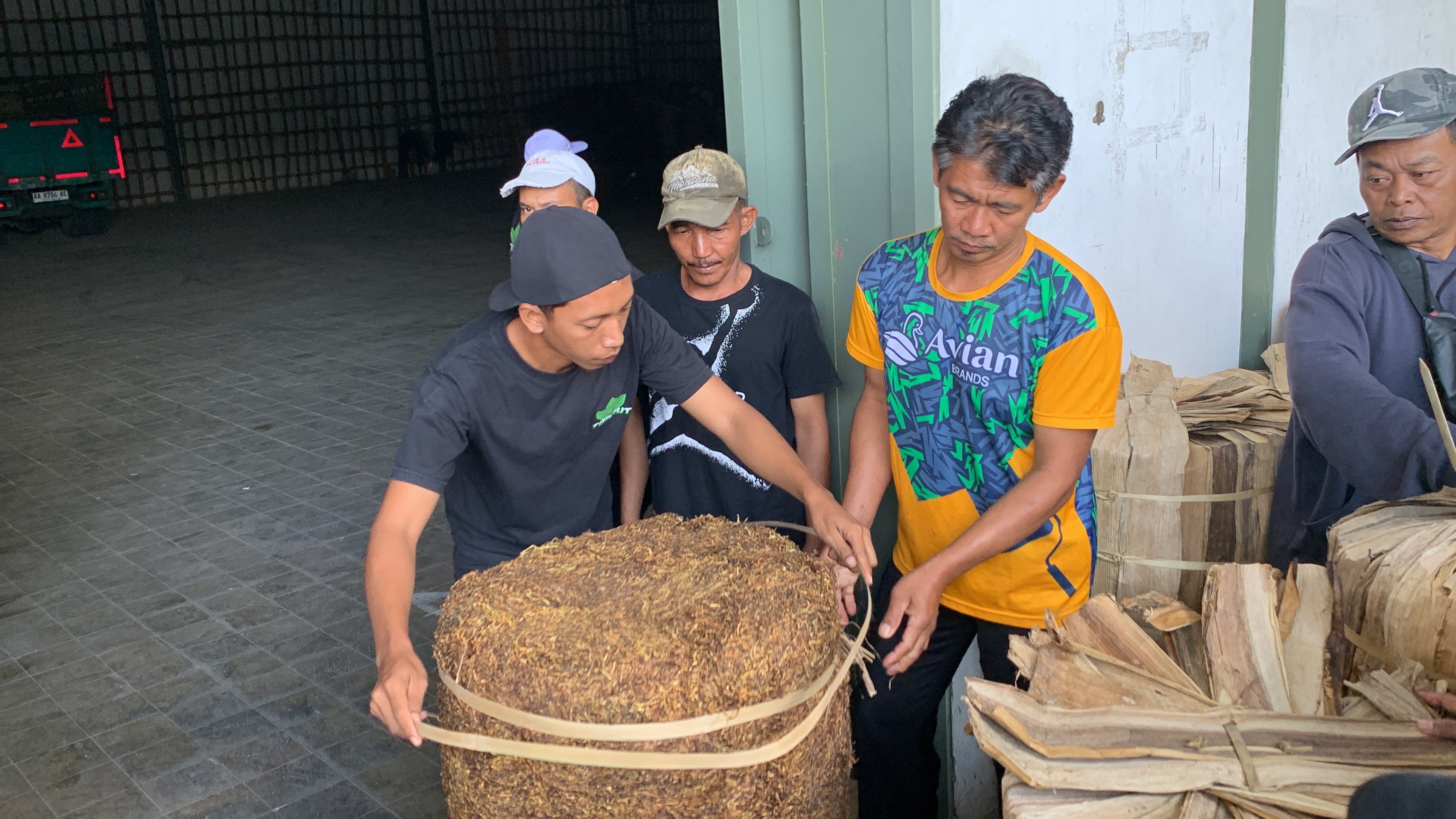 Petani tembakau di wilayah Kabupaten Temanggung saat menjual hasil panennya.