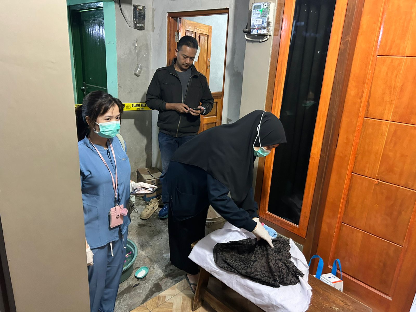 Evakuasi bayi perempuan usia dua hari, yang  dibuang dan dikubur oleh ibu kandungnya di TPU Kampung Salakan Tidar, Magelang