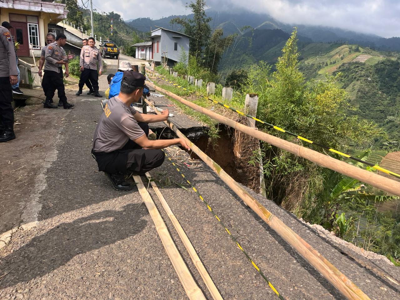 Tim SAR Polres Wonosobo mengecek jalur longsor di Wonosobo.
