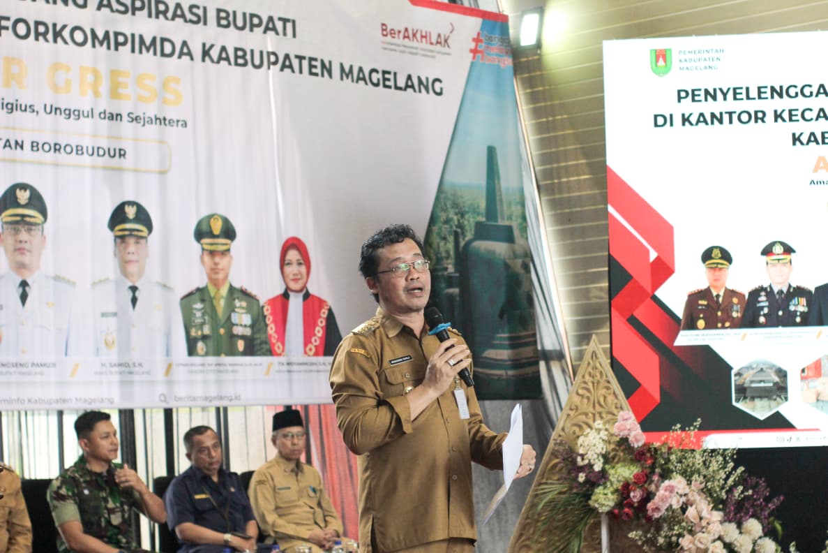 Bupati Magelang Sedang Memaparkan Materi Terkait Tanggapannya dalam Ruang Aspirasi yang diadakan di Kantor Kecamatan Borobudur