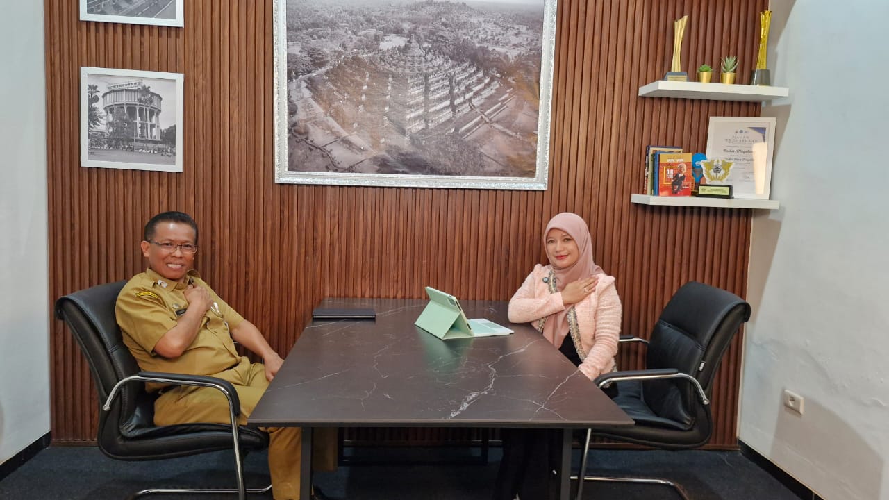 Inspektur Daerah Kota Magelang Larsita ketika mengisi program Bincang-bincang Jawa Pos TV di Studio Magelang yang bertema Merangkai Kembali Budaya Antikorupsi yang Mulai Pudar, Selasa (23/9/2025).