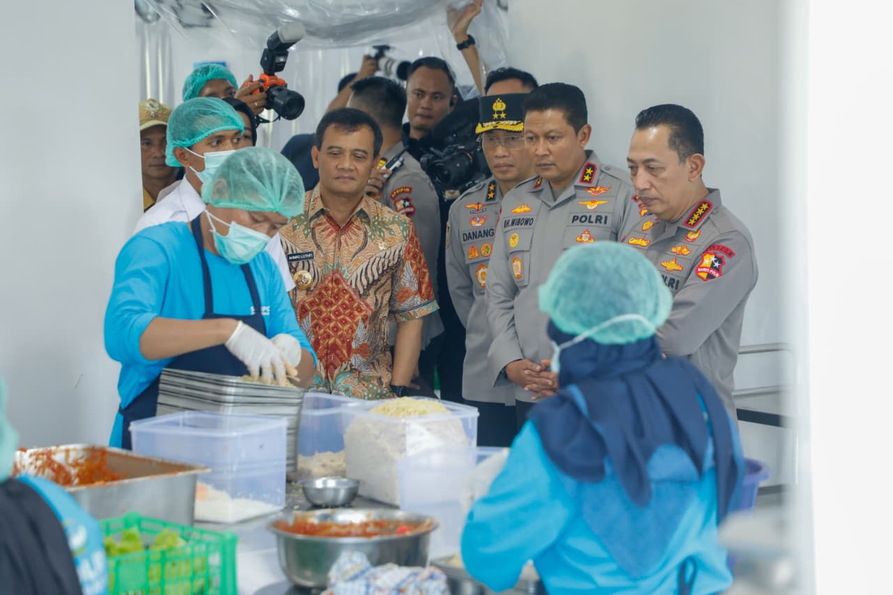 Gubernur Jawa Tengah Ahmad Luthfi bersama Kapolri Listyo Sigit Prabowo berkunjung ke SPPG Polres Semarang di Desa Kadirejo, Kecamatan Pabelan, Kabupaten Semarang, Selasa (23/9/2025).