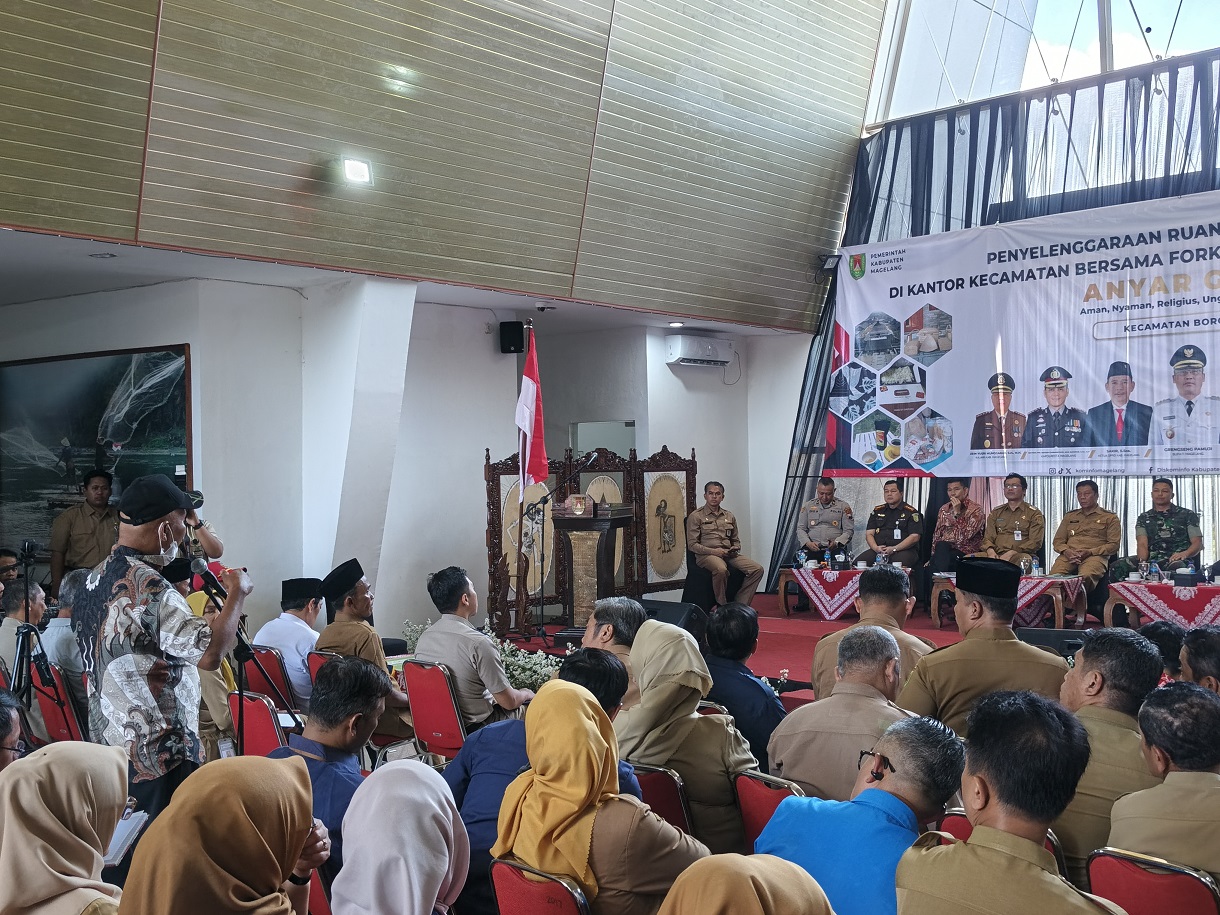 Jajaran Forkopimda Kabupaten Magelang saat mendengarkan aspirasi dari masyarakat di hari pertama ngantor di Kecamatan, Selasa (23/9/2025).