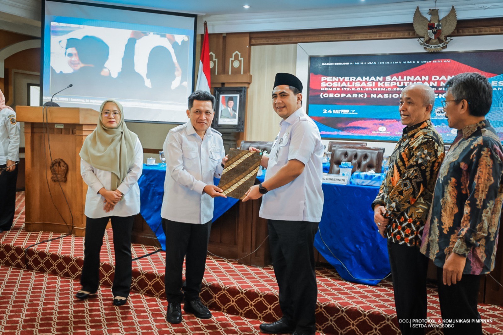 Wakil Gubernur Jawa Tengah Taj Yasin menyerahkan salinan SK penetapan Dieng sebagai Geopark Nasional Rabu (24/9/2025) di Setda Provinsi Jawa Tengah.