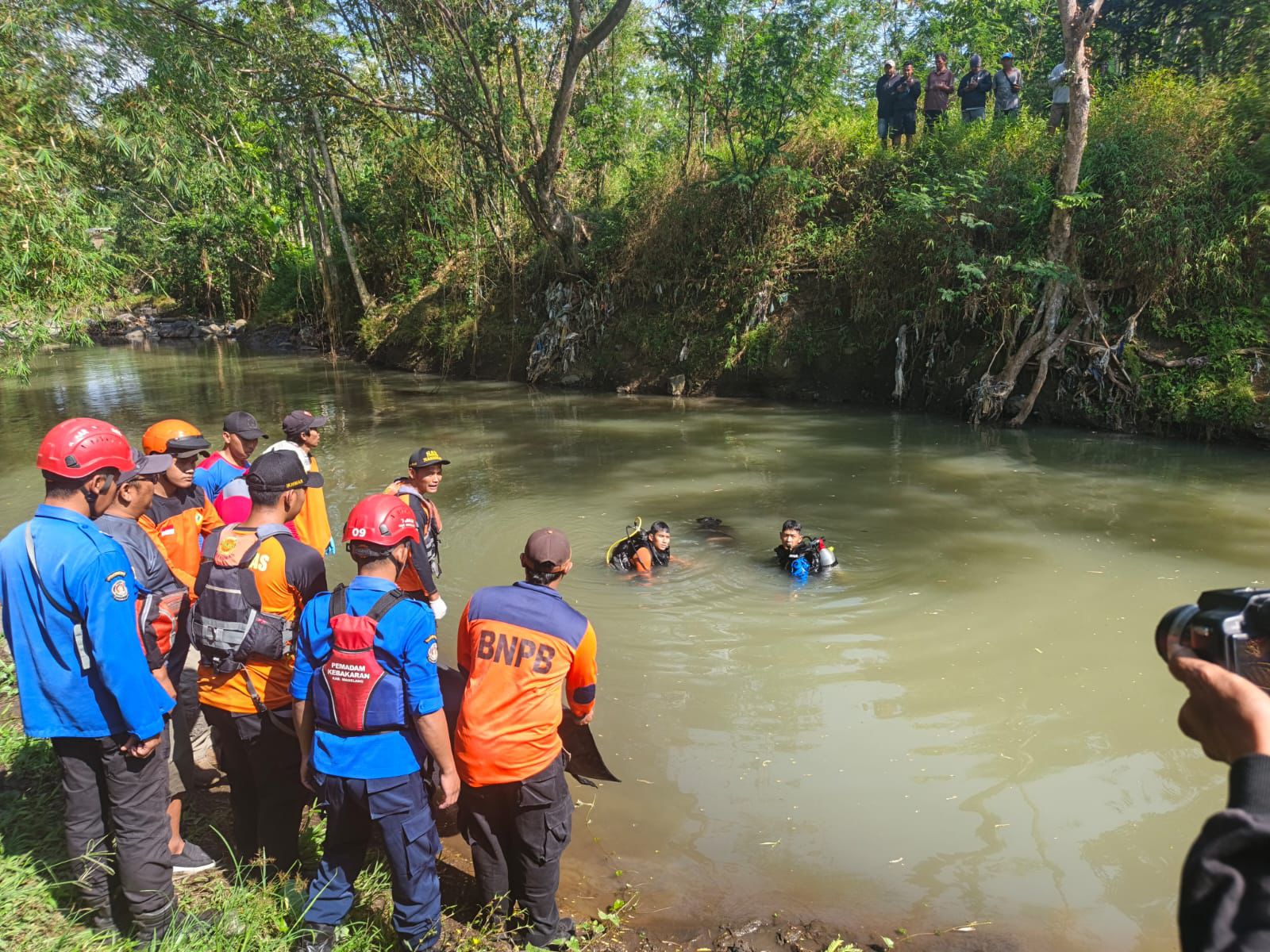 Tim SAR gabungan lakukan proses evakuasi seorang remaja yang tenggelam di Kali Bolong, Kelurahan Pancuranmas, Kecamatan Secang, Kabupaten Magelang, Rabu (24/9) pagi.
