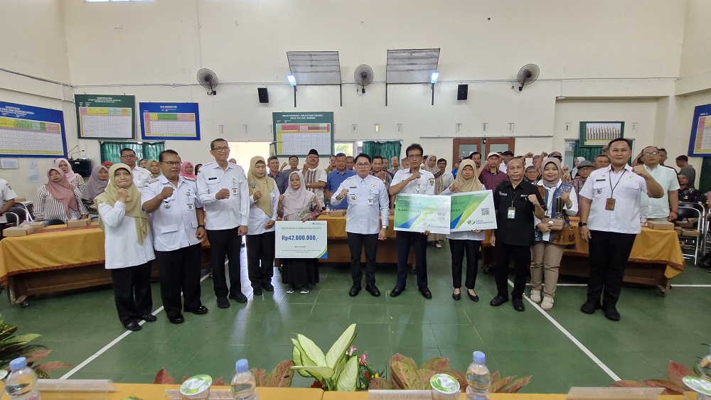 Wali Kota Magelang Damar Prasetyono menyerahkan santunan kematian bagi ahli waris Nur Khamid (Ketua RT Kelurahan Wates), Rabu (24/9/2025).