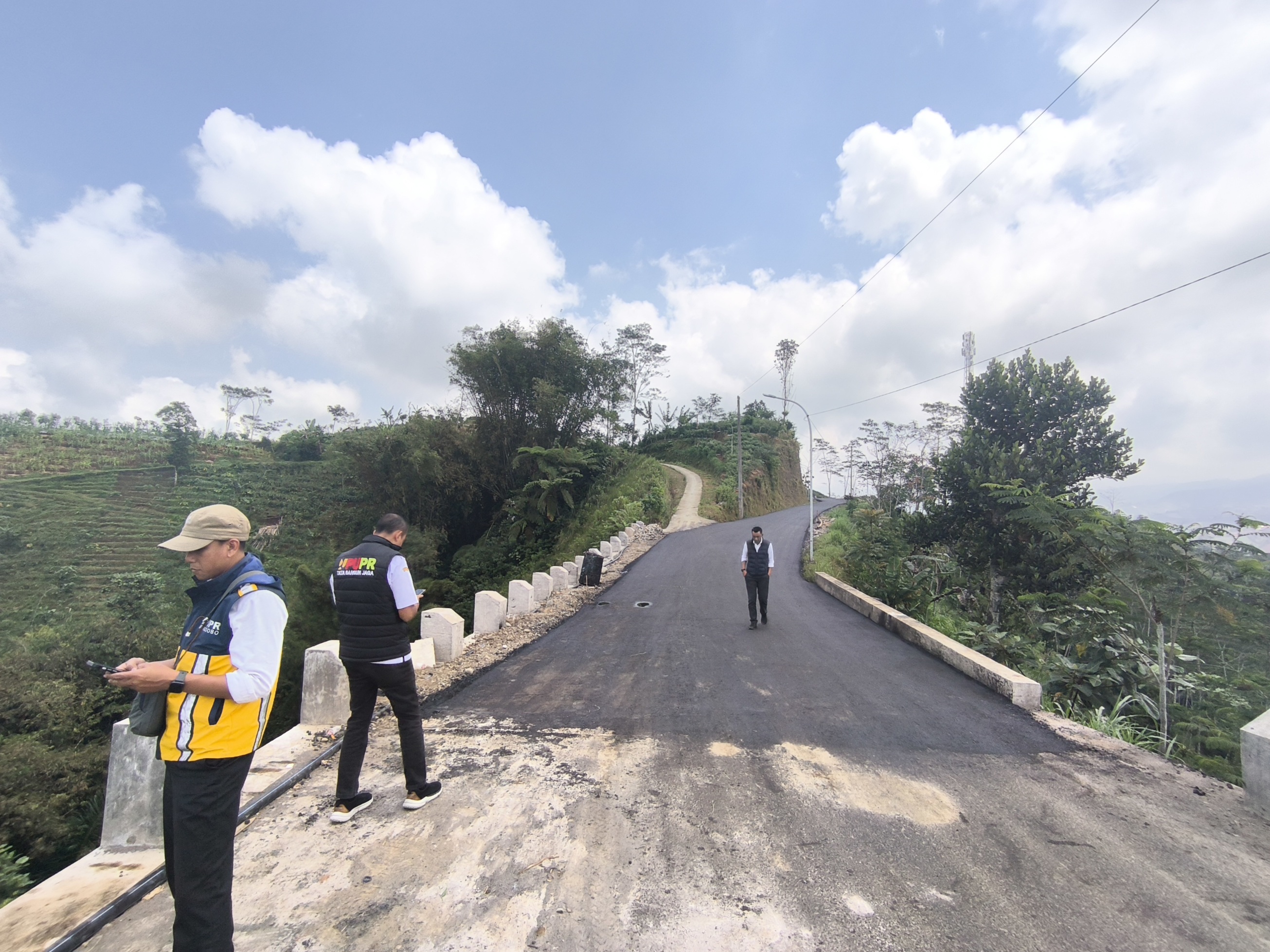 Jalan Sumbersari-Binangun dilebarkan untuk akses jalur alternatif menuju kawasan wisata Dieng.