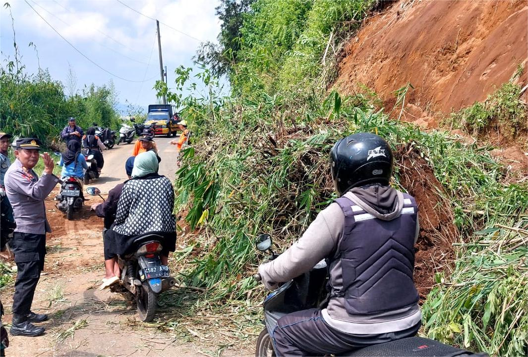 Material longsor menutup akses jalan di Krakal Kejajar, Kamis (25/9/2025).