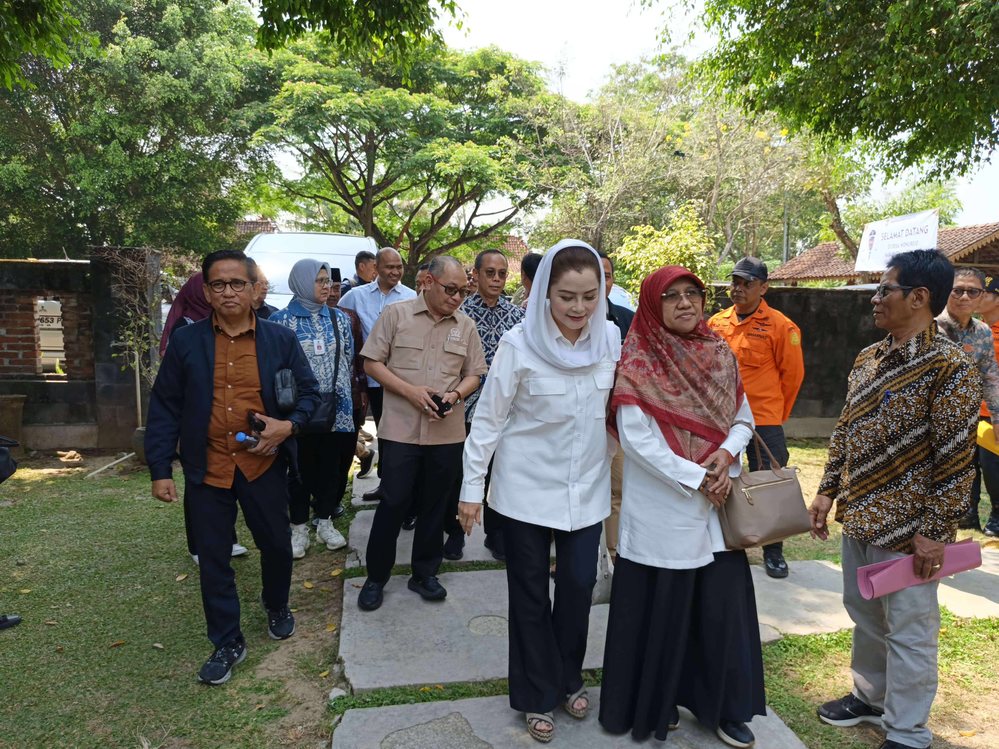 Anggota Komisi V DPR RI saat tiba di Balkondes Wanurejo, Kabupaten Magelang.