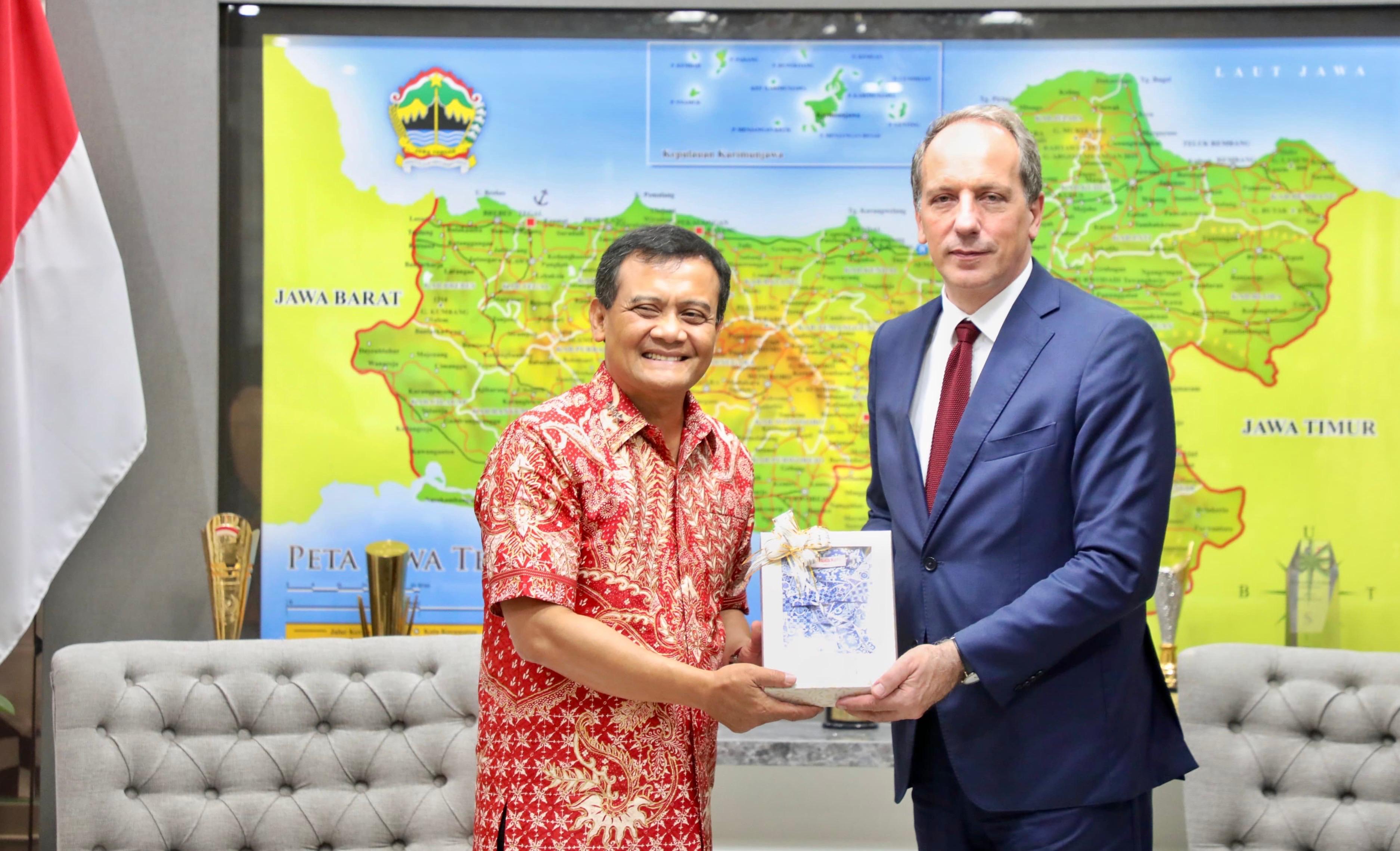 Gubernur Jawa Tengah Ahmad Luthfi bertemu Duta Besar Prancis untuk Indonesia Fabien Fanone, di kantor gubernur, Kamis (25/9/2025)
