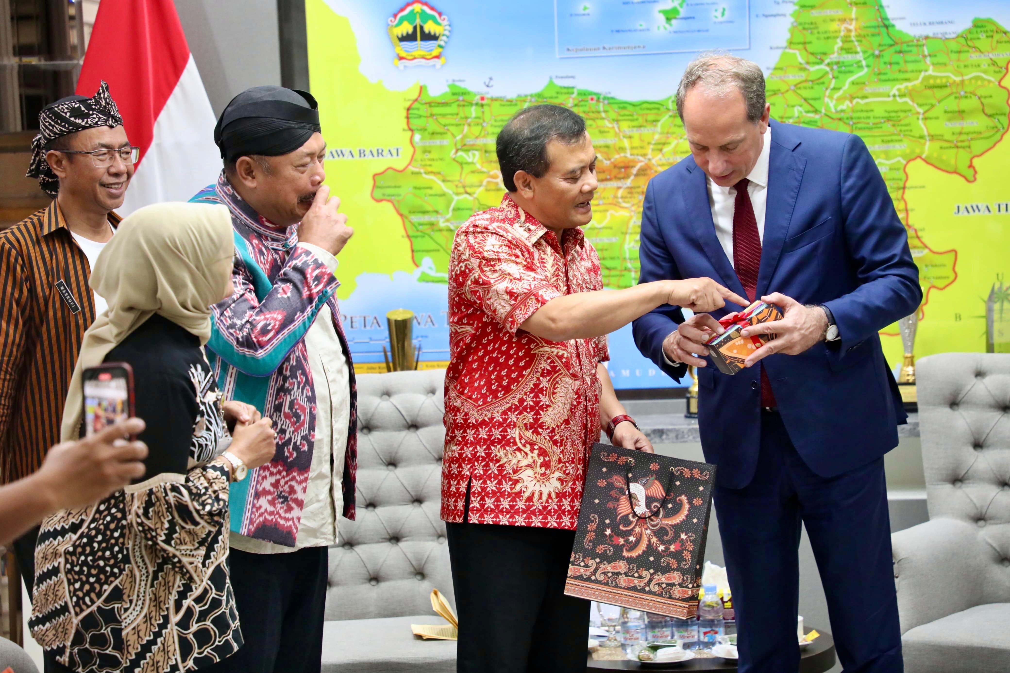 Gubernur Jawa Tengah Ahmad Luthfi bersama Dubes Prancis untuk Indonesia Fabien Penone usai meresmikan Alliance Francaise di Semarang, Kamis (25/9/2025).