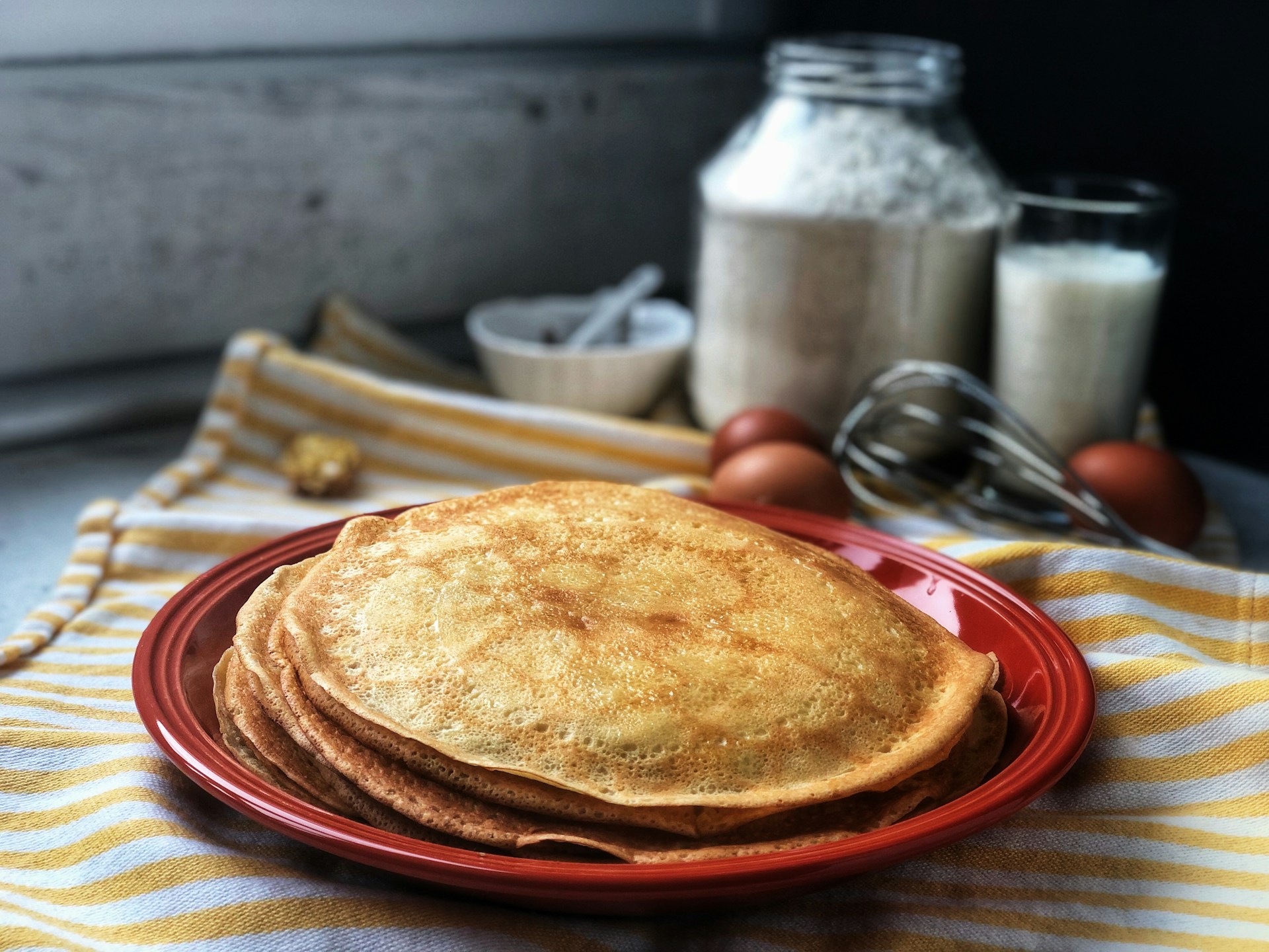 Pancake, roti bundar tipis disajikan bertumpuk di atas piring