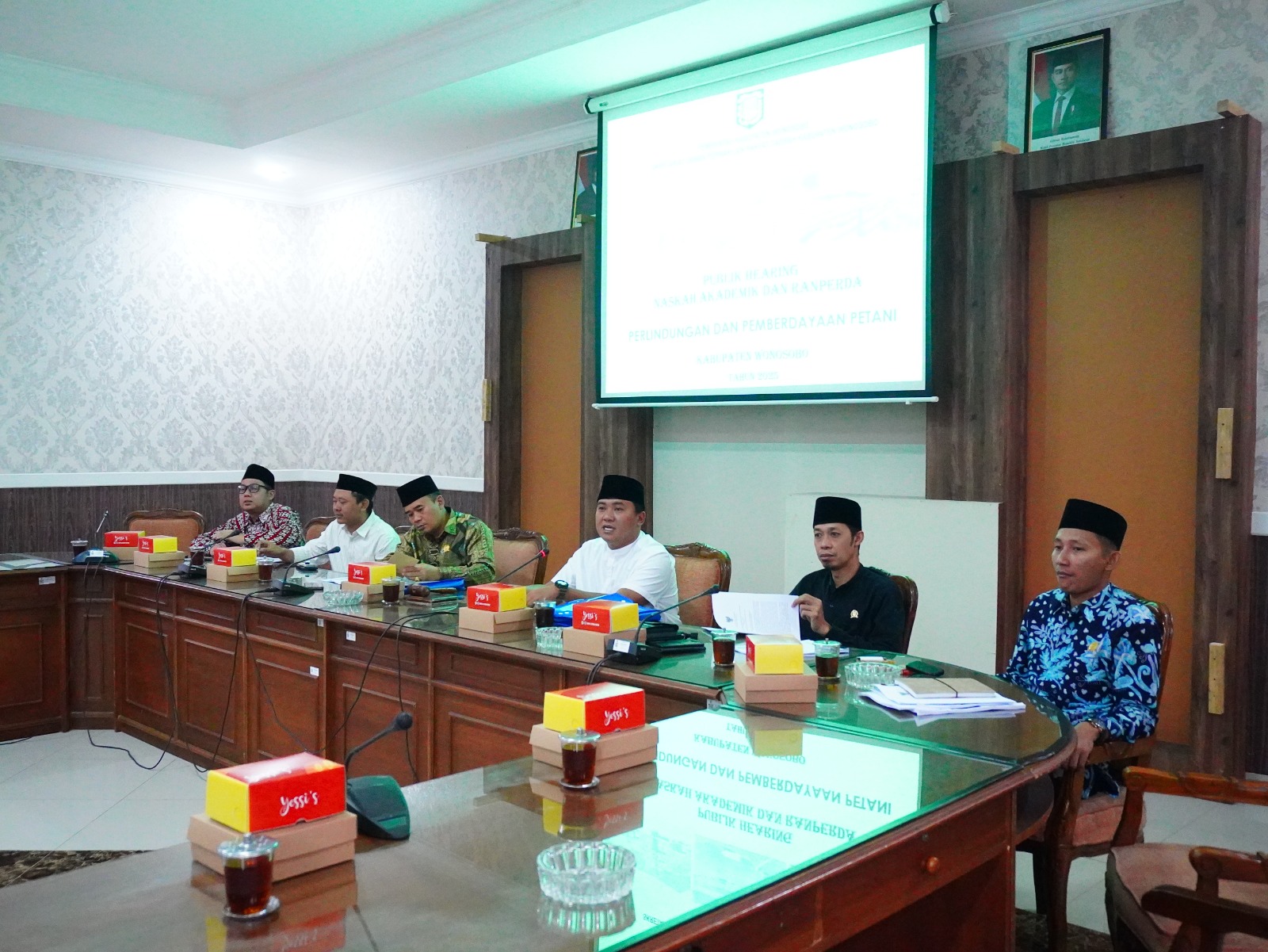 Anggota Bapemperda DPRD Wonosobo saat membahas Raperda Pertanian bersama stakeholder.