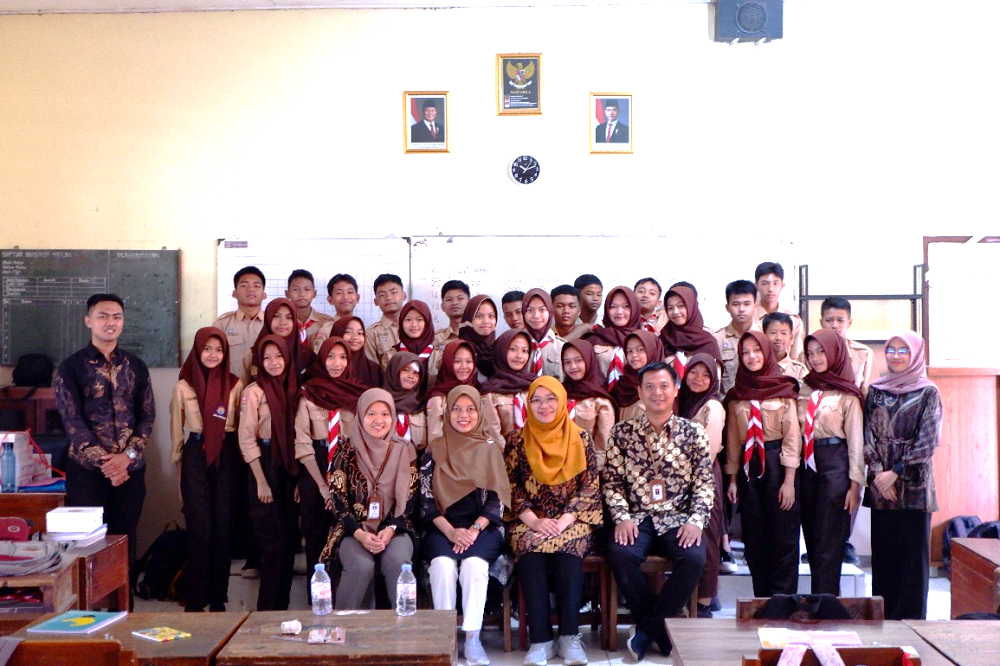 Tim pengabdian Program Studi Pendidikan Matematika FKIP Universitas Tidar bersama guru dan siswa SMP Negeri 2 Bandongan, Kabupaten Magelang.