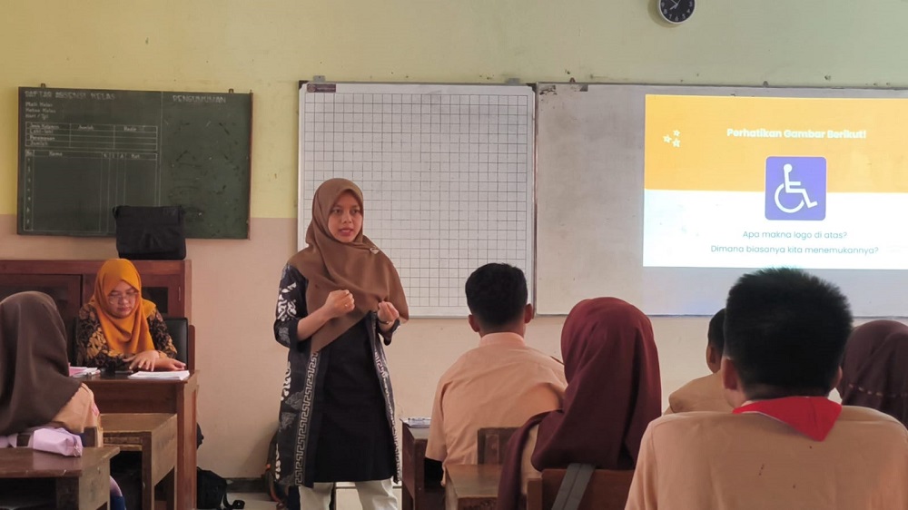Ketua Tim Pengabdian Nina Agustyaningrum, S.Pd.Si., M.Pd., memberikan penjelasan kepada siswa SMP Negeri 2 Bandongan, Kabupaten Magelang.