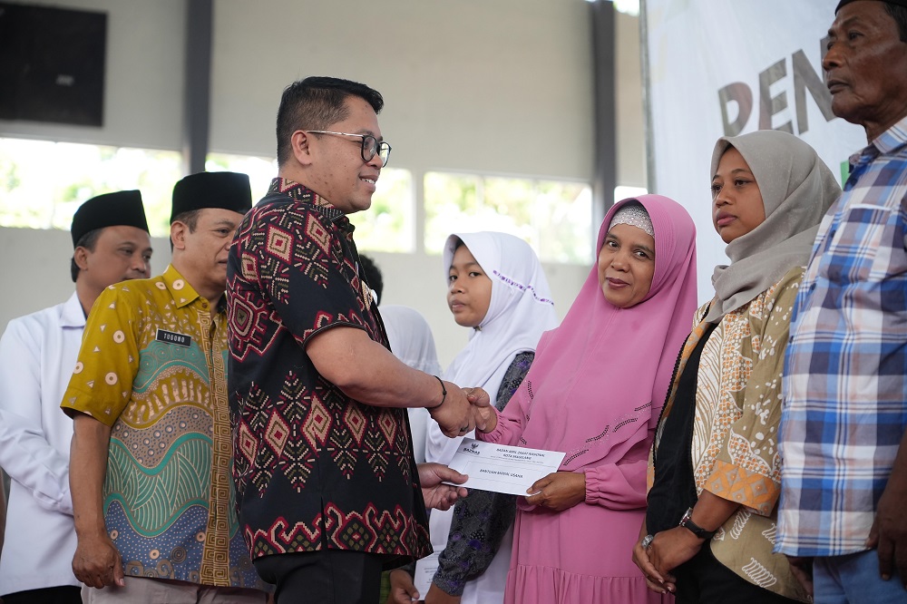 Wali Kota Magelang Damar Prasetyono menyerahkan bantuan RTLH dari Baznas Kota Magelang, Juli lalu.&nbsp;  &nbsp;