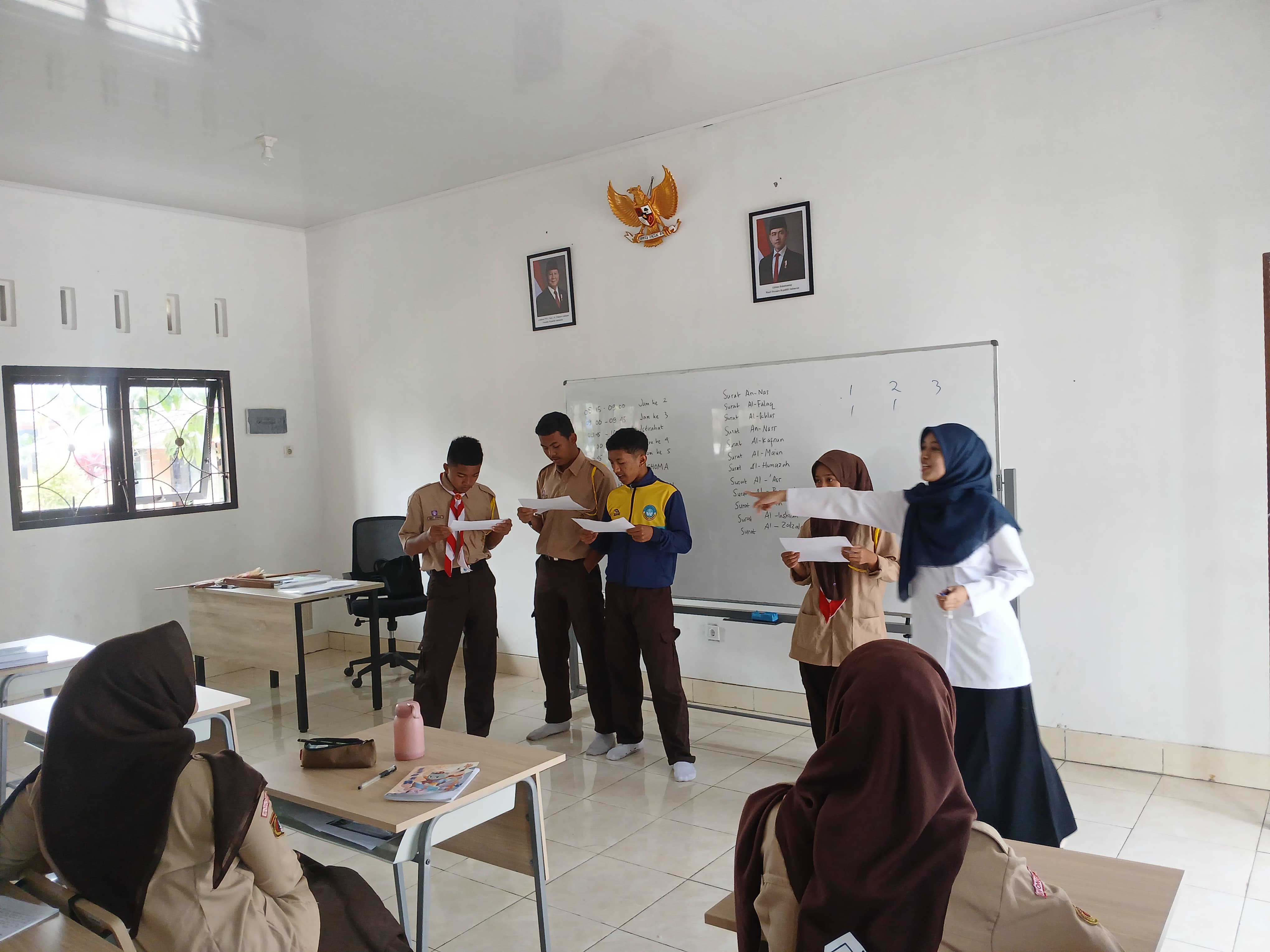Proses belajar mengajar di SRMA 35 Wonosobo. Meskipun rindu rumah, siswa merasa gembira tinggal bersama kawan-kawannya.