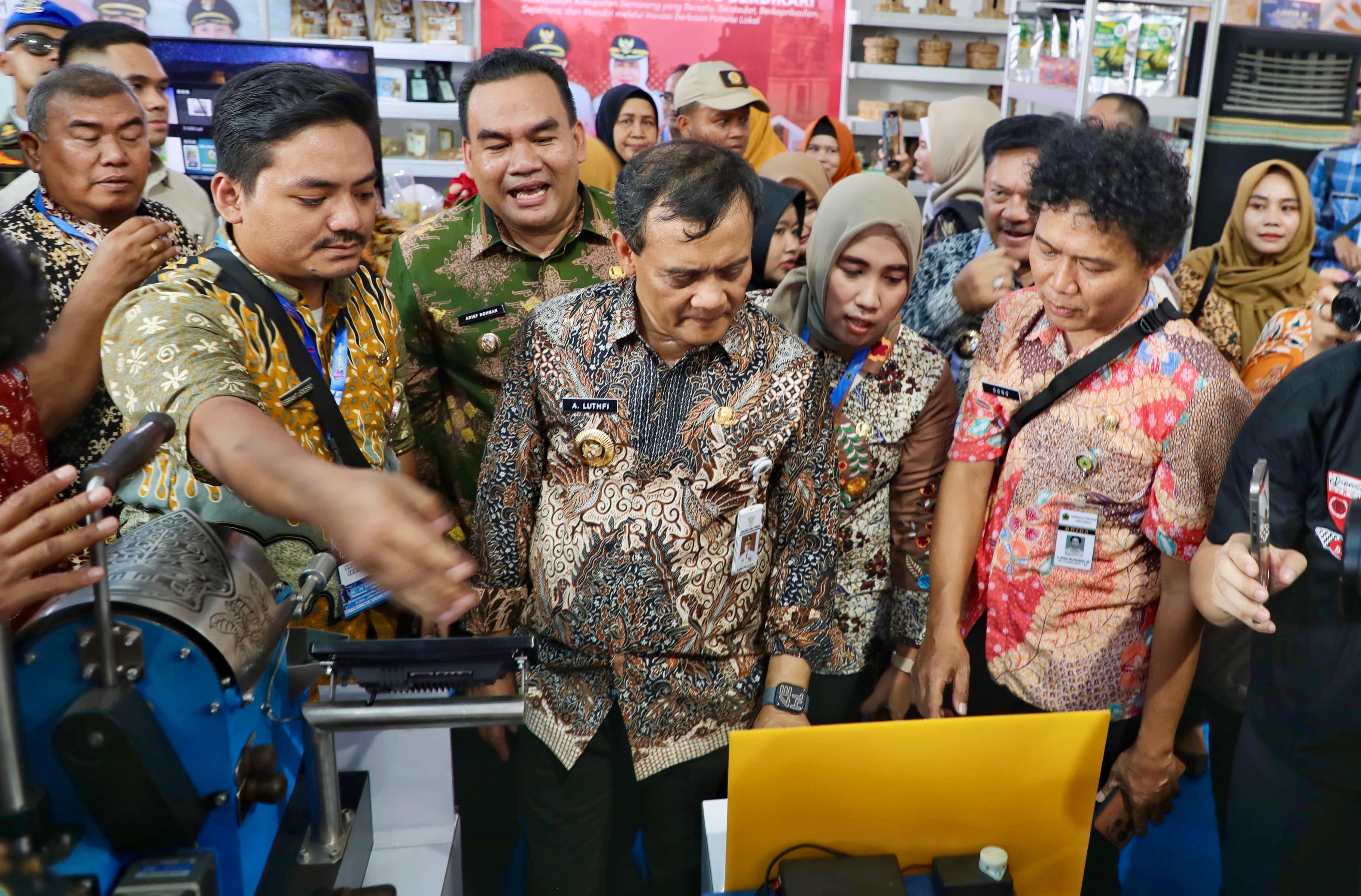 Gubernur Jawa Tengah Ahmad Luthfi mengunjungi stan di ajang Pameran Produk Inovasi (PPI) 2025 di Lapangan Kridisono, Blora, Jumat (26/9/2025).