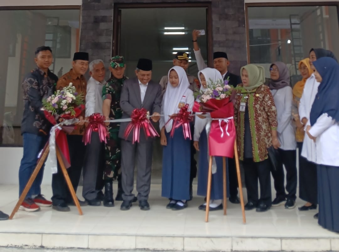 Bupati Wonosobo Afif Nurhidayat saat meresmikan sekolah rakyat di SMPN 1 Kertek beberapa waktu lalu.