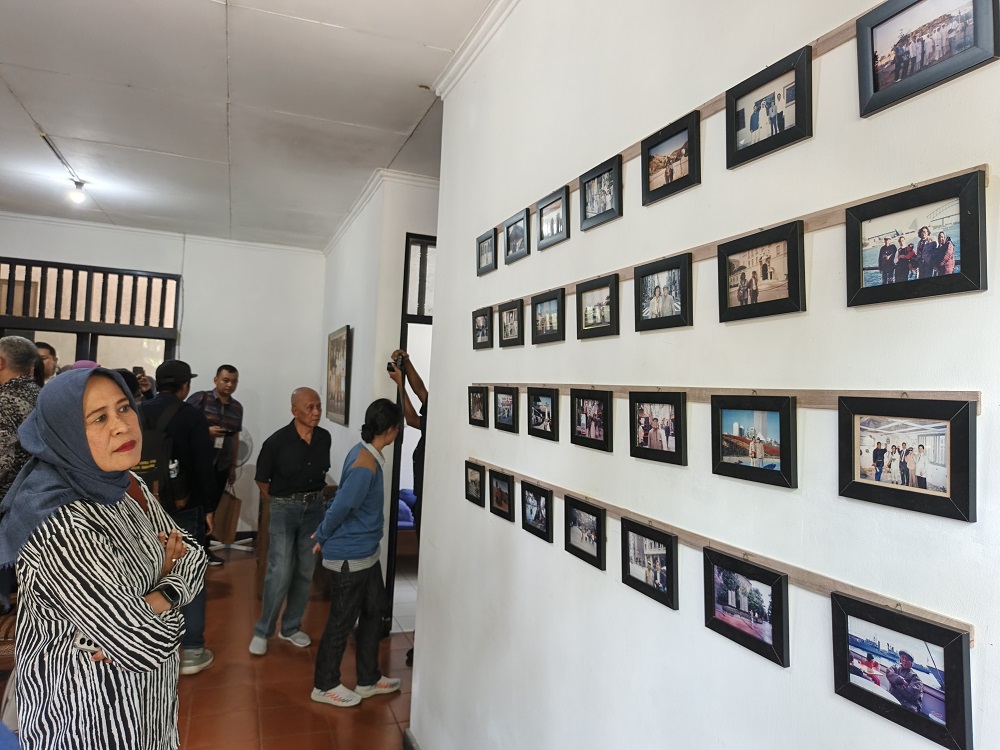 Pengunjung melihat-lihat foto-foto kenangan sang maestro H. Widayat.  &nbsp;