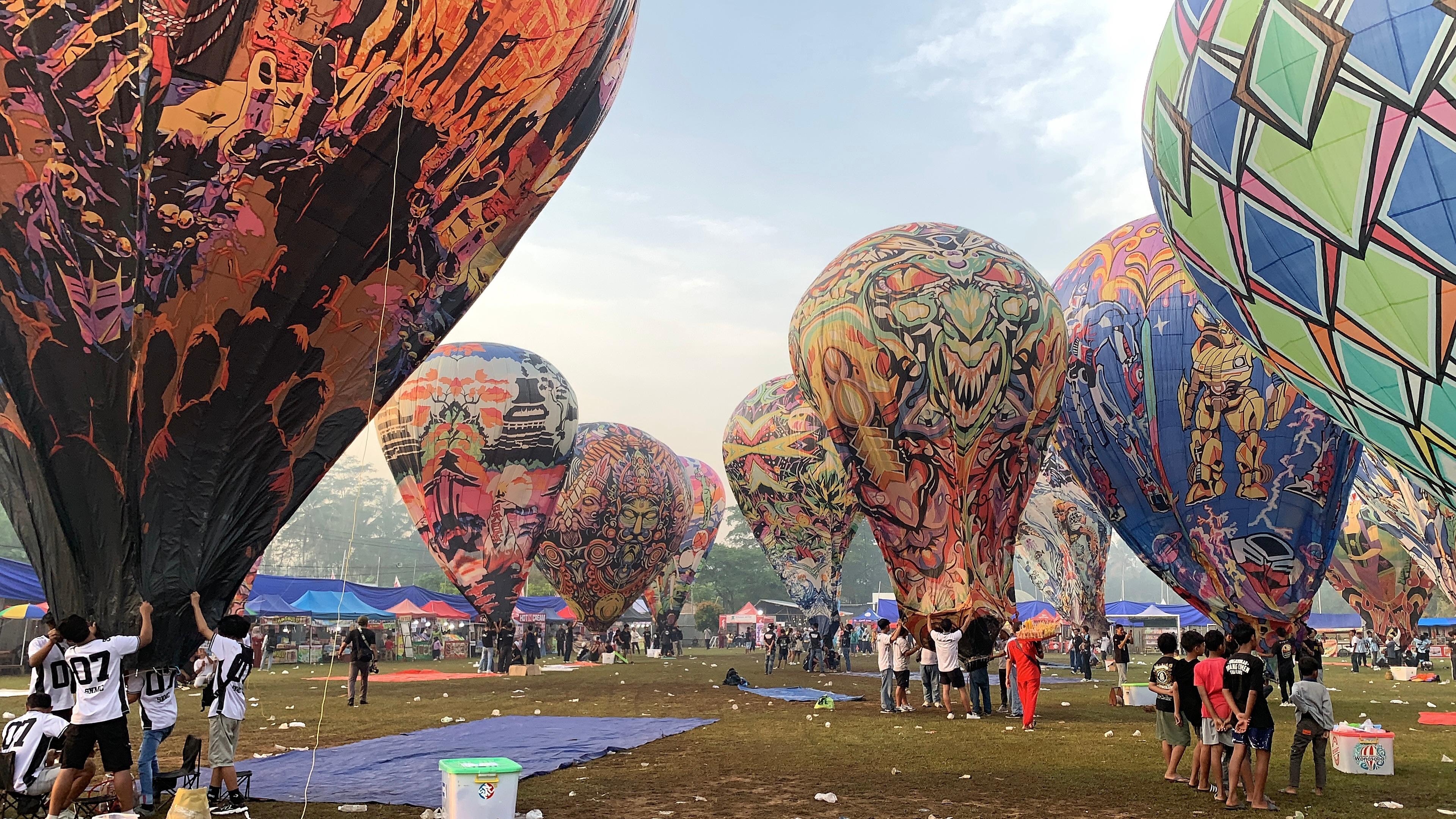Suasana lapangan Desa Donorojo,Kec.Mertoyudan, Kabupaten Magelang sebelum pelepasan balon udara, Minggu (28/9)