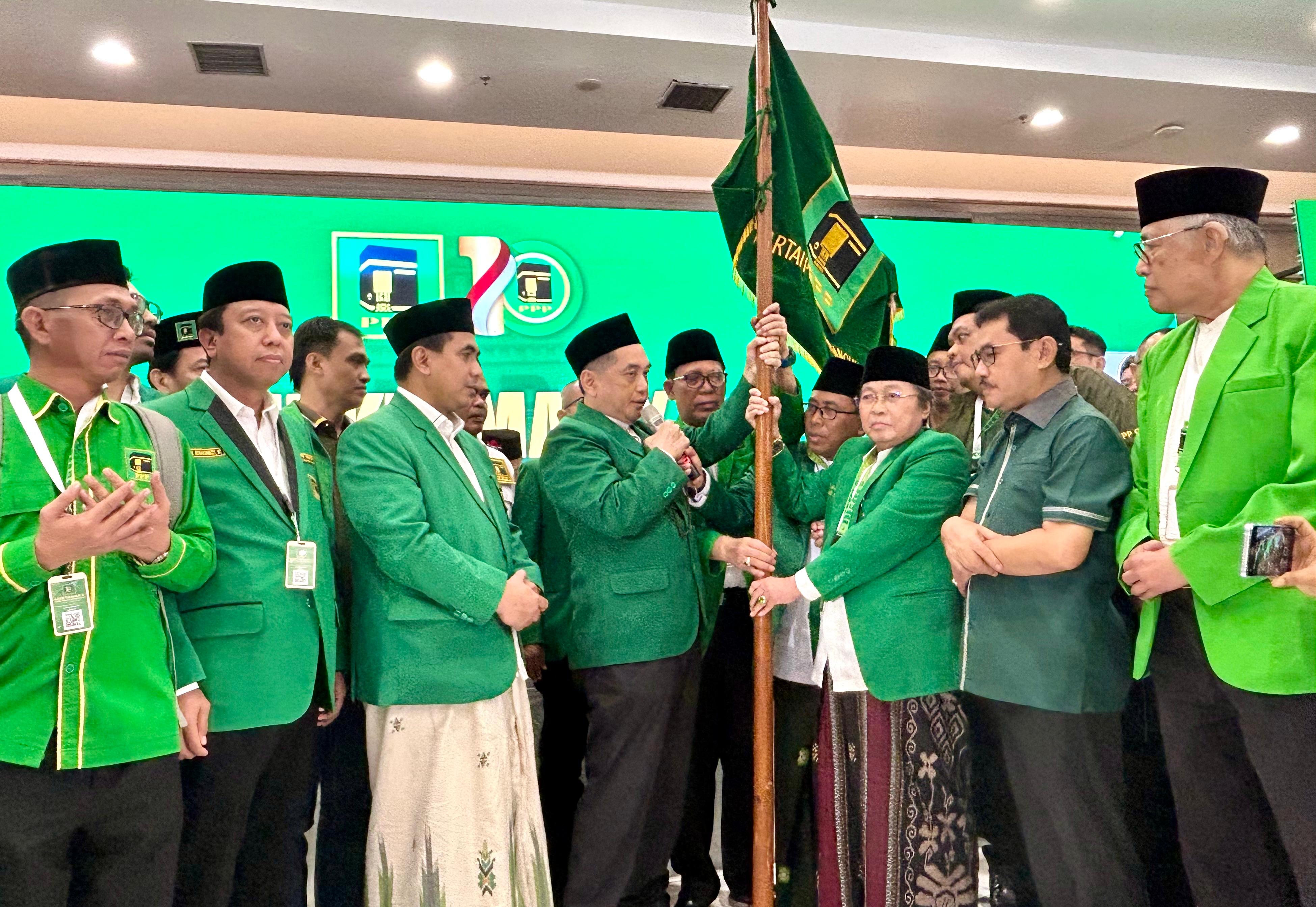 Agus Suparmanto menerima bendera PPP setelah resmi dipilih secara aklamasi sebagai ketua umum PPP di Jakarta Minggu (28/9/2025) dini hari.