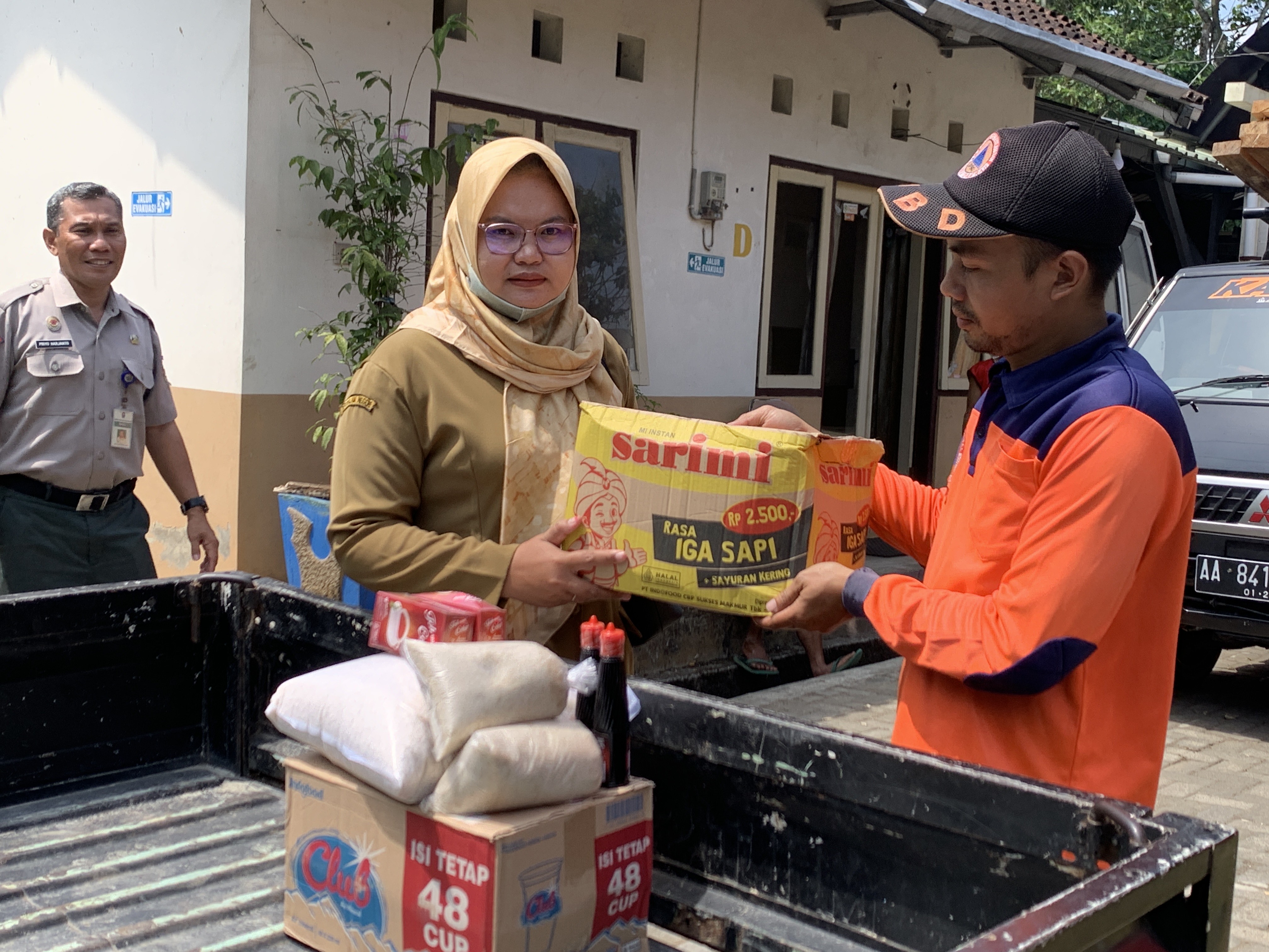 BPBD Temanggung menyalurkan bantuan untuk korban rumah rusak akibat angin kencang.