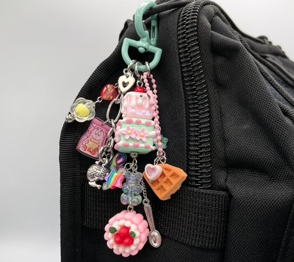 Tidak sekedar menjadi hiasan semata, keychain kini menjadi simbol identitas dan ekspresi personal yang mampu menggabungkan unsur estetika serta fungsionalitas.