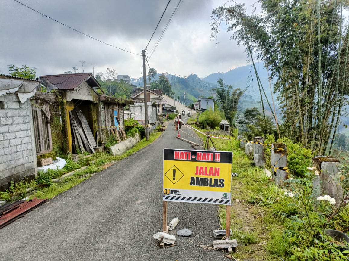 Longsor yang terjadi di Desa Kalidesel, Watumalang kian mengkhawatirkan karena  dekat dengan pemukiman warga.