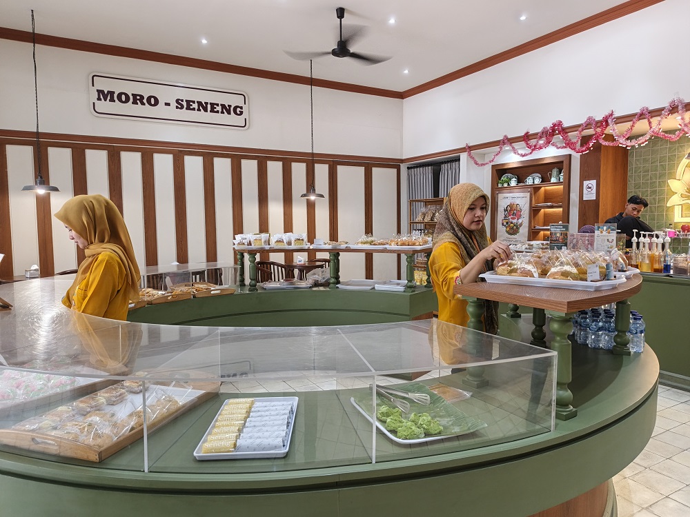 Suasana outlet Moro Seneng Muntilan di Jalan Yasmudi Muntilan, Kabupaten Magelang.