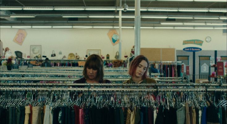 Scene pada film Lady Bird (2017) yang menampilkan dua tokoh sedang memilih baju di Thrift Shop lokal