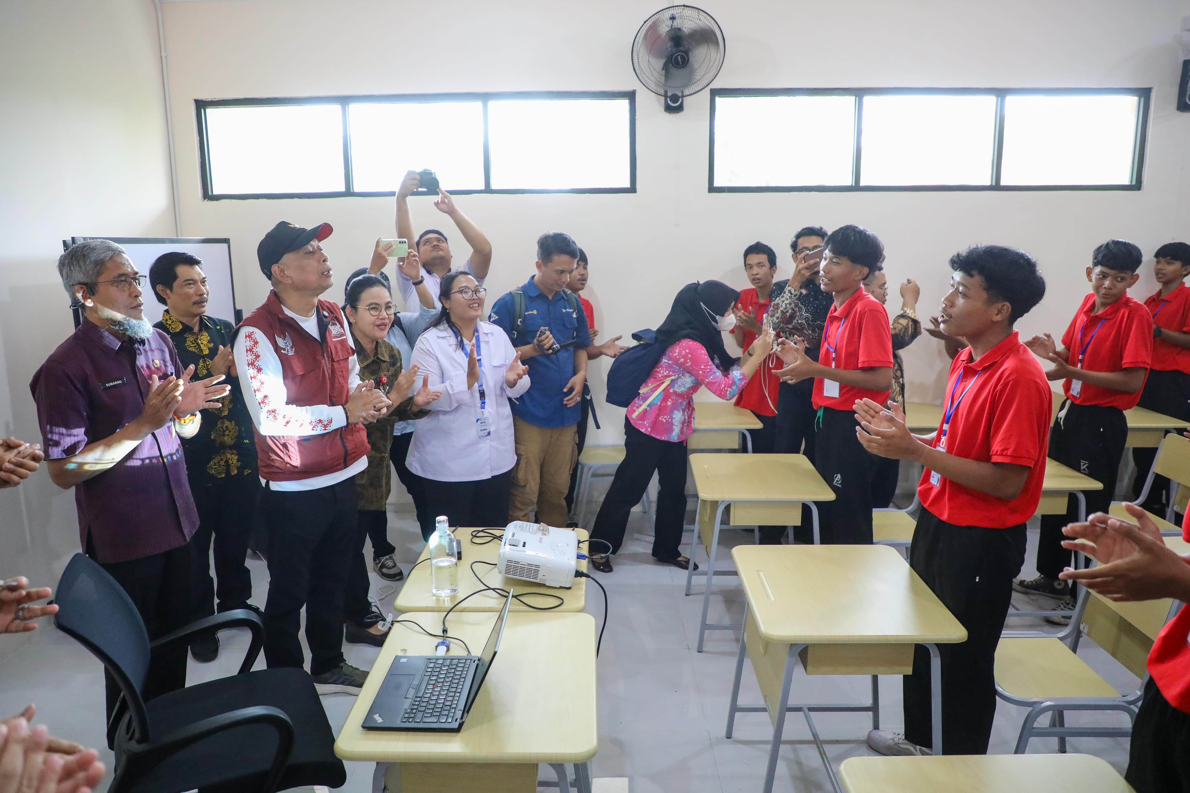 Sekda Privinsi Jawa Tengah Sumarno bersama Wamen Sosial Agus Jabo dan Wali Kota Semarang Agustina Wilujeng bertemu siswa Sekolah Rakyat Terintegrasi 45 Semarang, Selasa (30/9/2025).