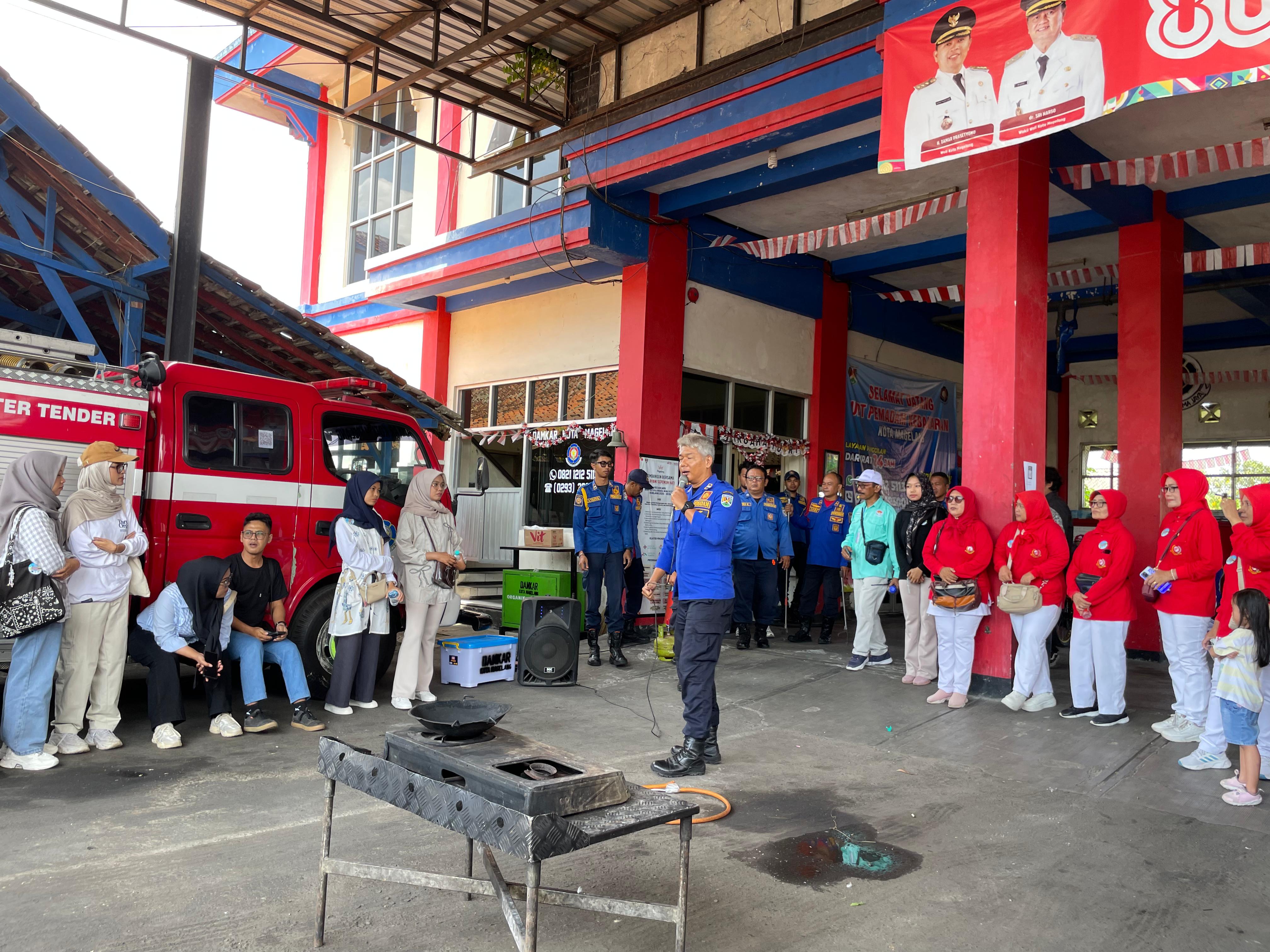 Petugas Damkar Kota Magelang memberikan penjelasan tentang prosedur keselamatan kepada peserta &ldquo;Ayo ke Magelang... Dolan Ro Jajan&rdquo; saat kunjungan edukasi, Minggu (28/9/2025).