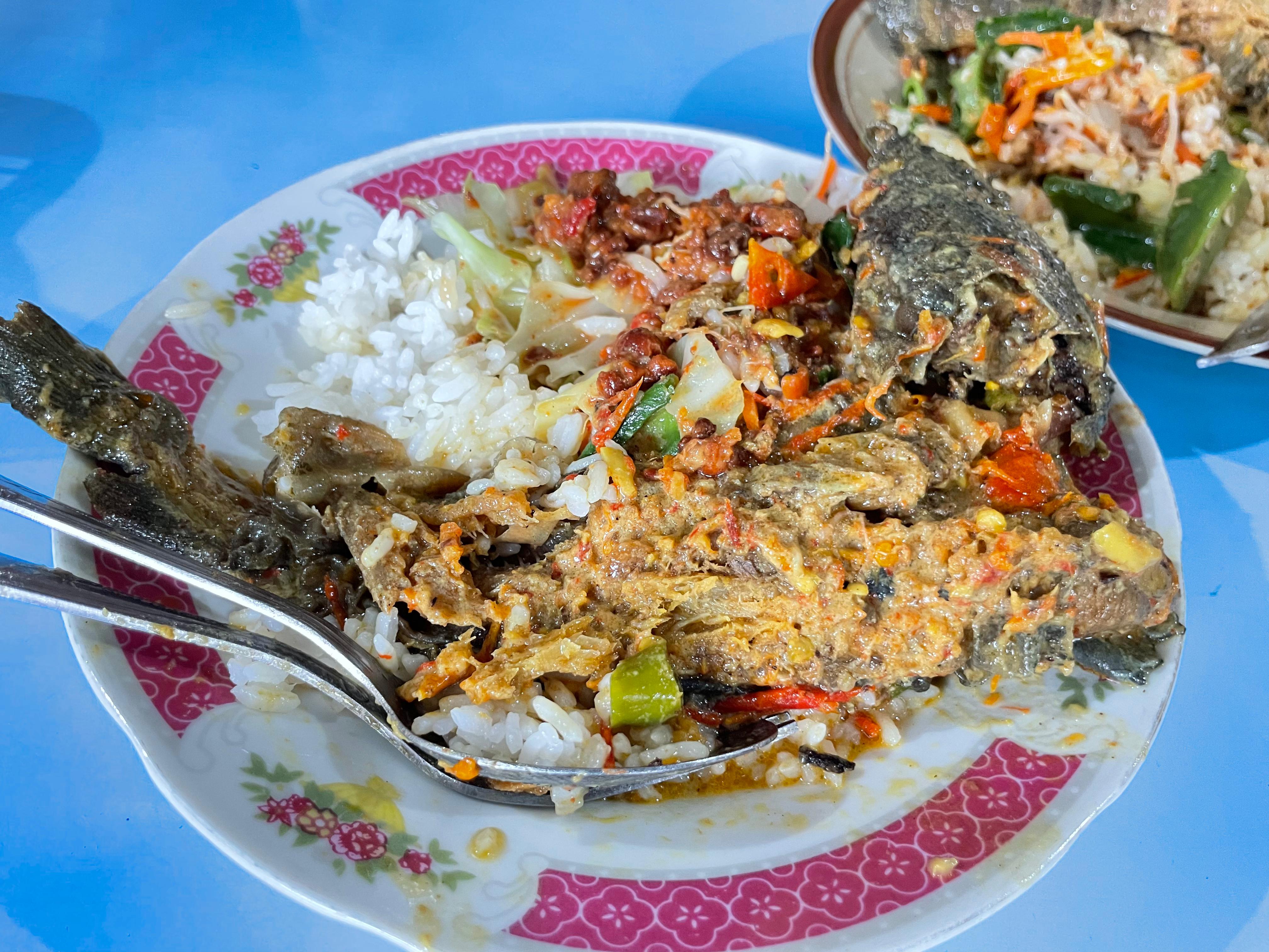 Nasi pecel mangut lele, salah satu sajian andalan Warung Makan Purnama yang sudah melegenda sejak 1965