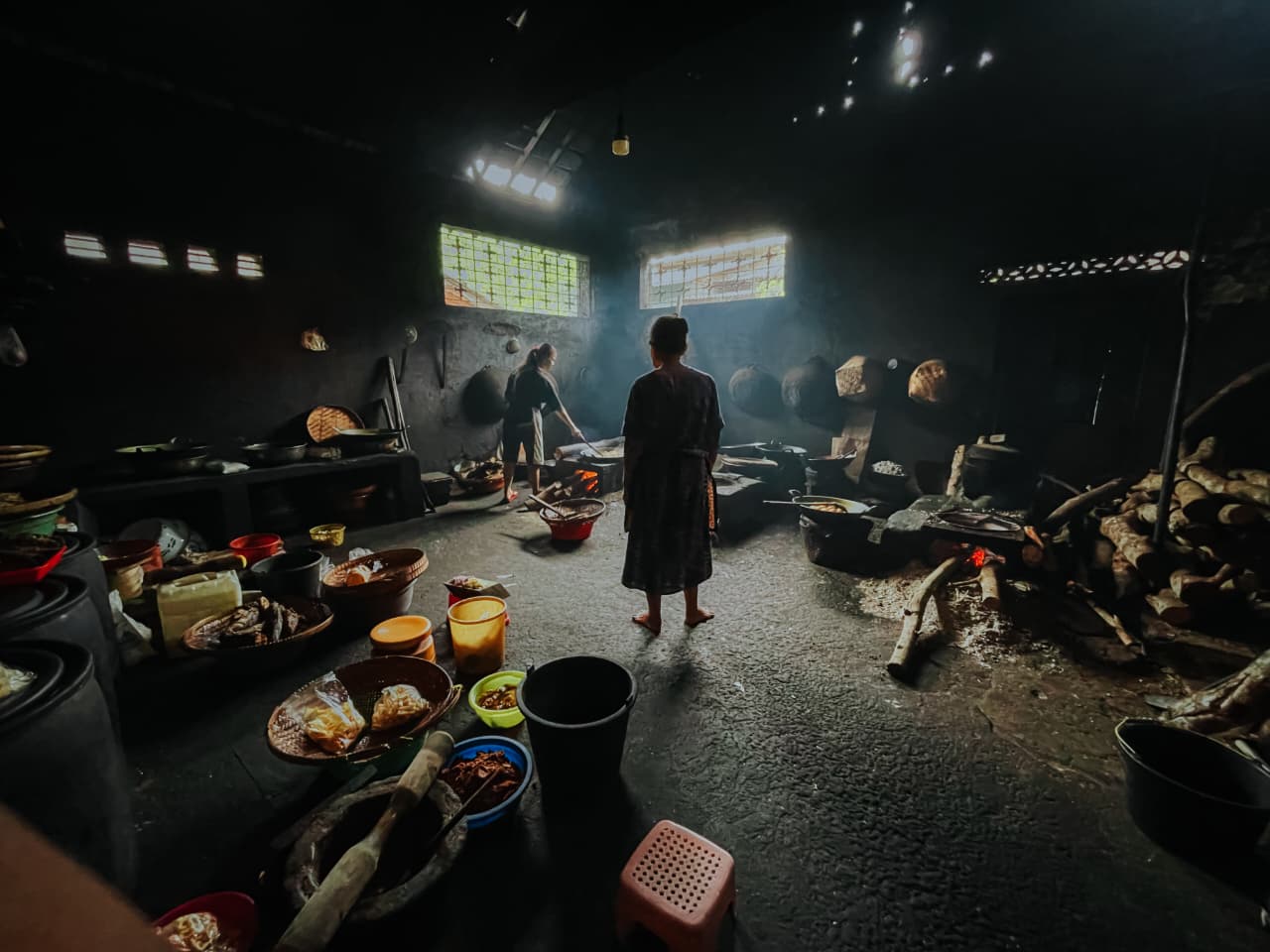 Suasana dapur tradisional Warung Makan Purnama di Muntilan. Seluruh masakan dimasak di pawon dengan kayu bakar, menciptakan aroma khas yang menjadi ciri mangut legendaris sejak 1965