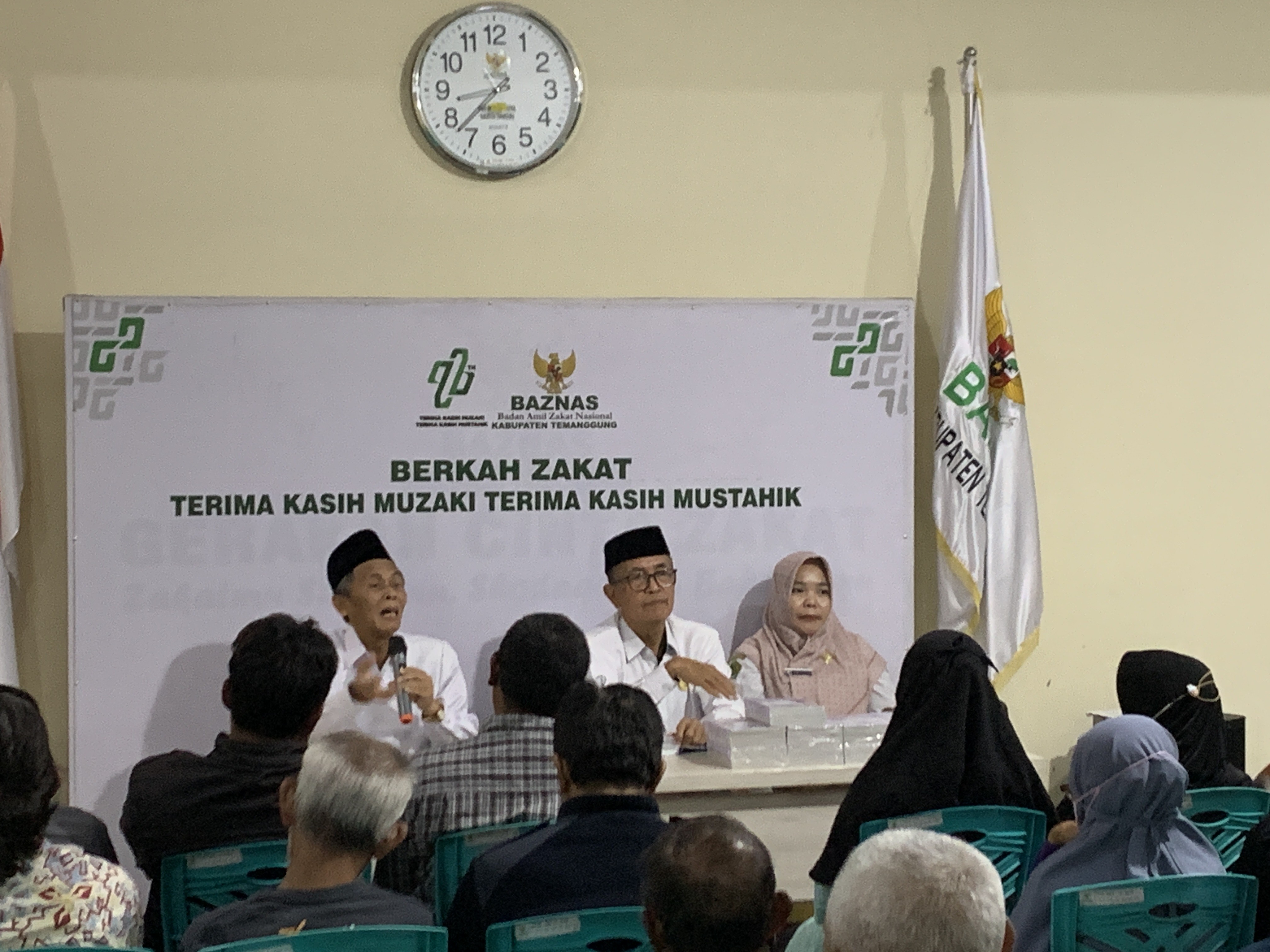 Baznas Temanggung memberikan bantuan modal kepada pengusaha kecil, Selasa (30/9/2025).