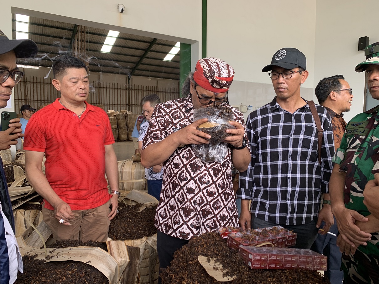 Bupati Temanggung Agus Setyawan bersama rombongan saat mengecek tembakau di pabrik rokok Penamas di Lungge, Selasa (30/9/2025).