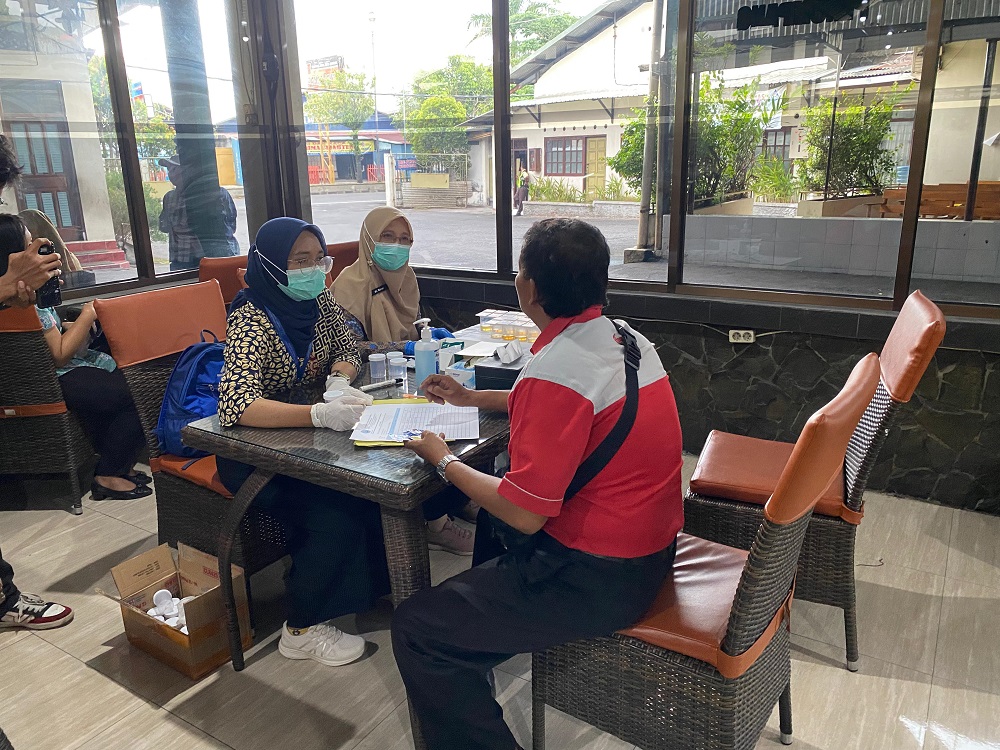 BNNK Magelang melakukan tes urine kru PO Handoyo dalam rangka bersih narkoba.