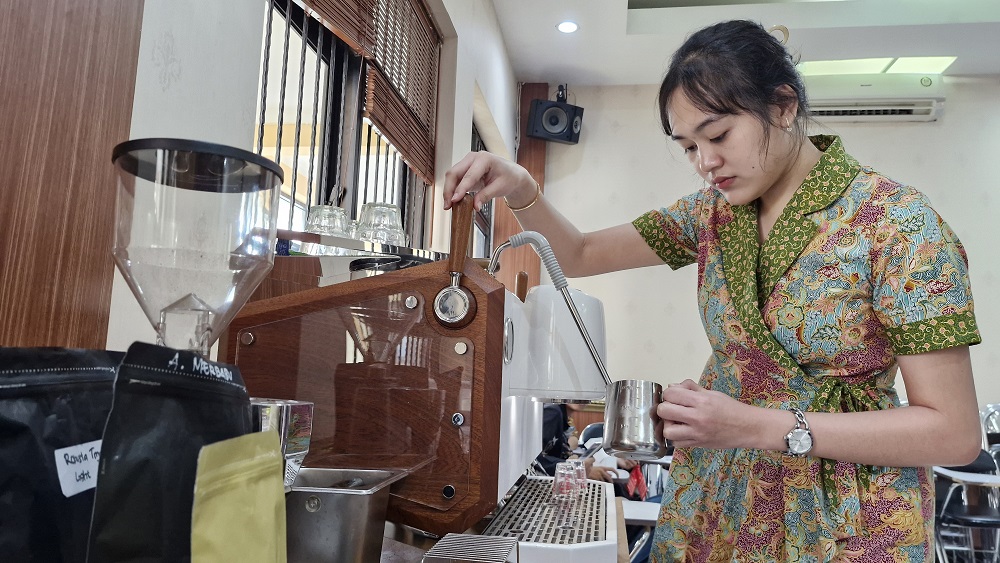 Nesha Aldilla Setya, salah satu peserta pelatihan barista sedang meracik segelas kopi espreso caramel, Rabu (1/10/2025).