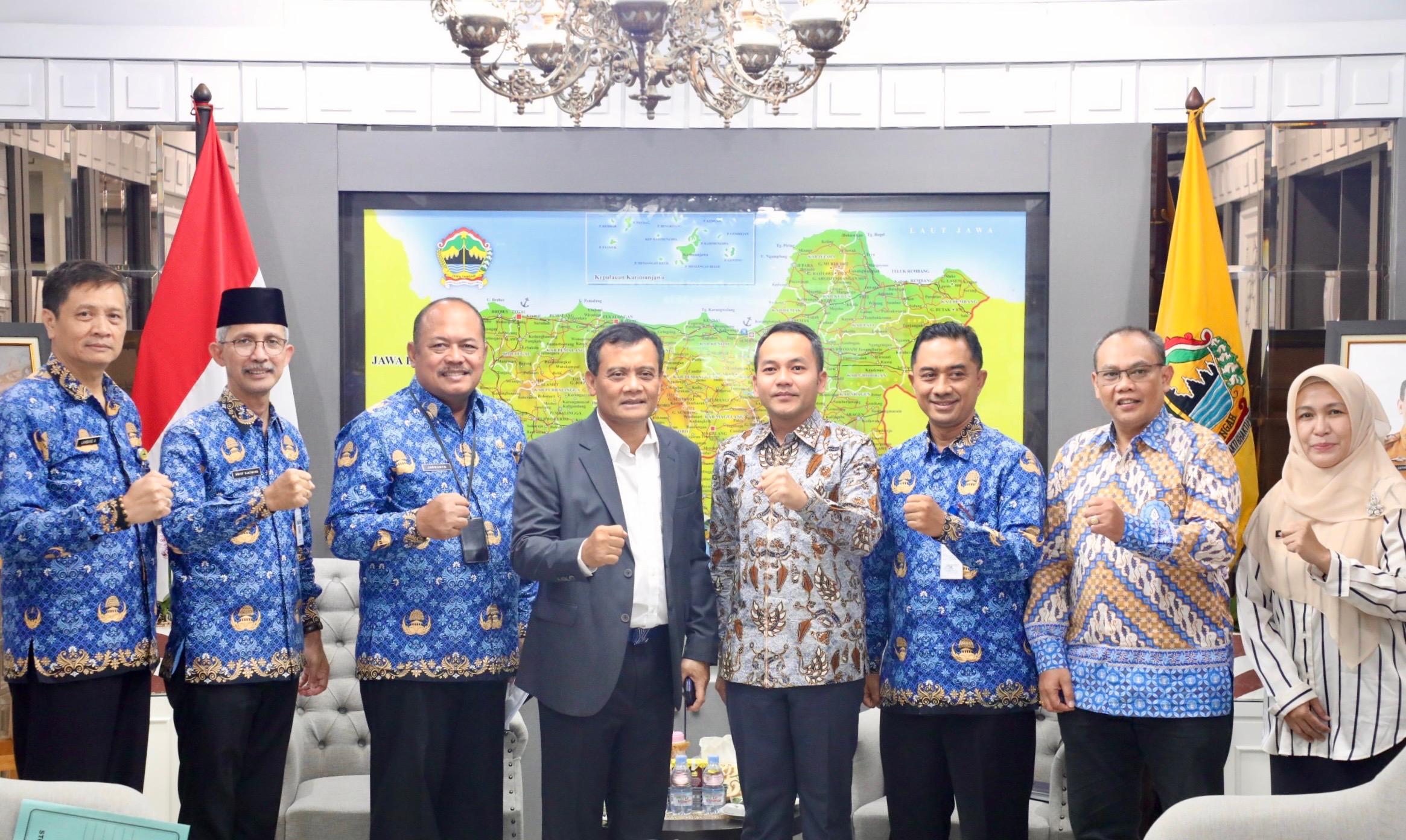 Wali Kota Surakarta, Respati Achmad Ardianto  bertemu Gubernur Jawa Tengah Ahmad Luthfi, di Kantor Gubernur, Rabu (1/10/2025).