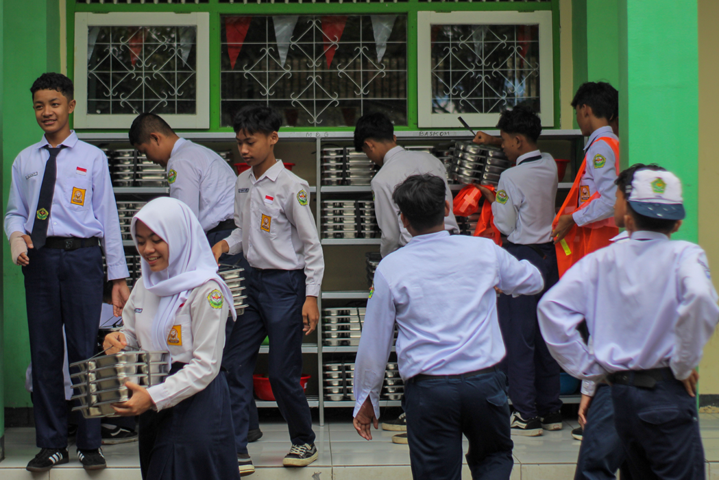 Para siswa sedang mengambil MBG di salah satu sekolah di Kota Magelang