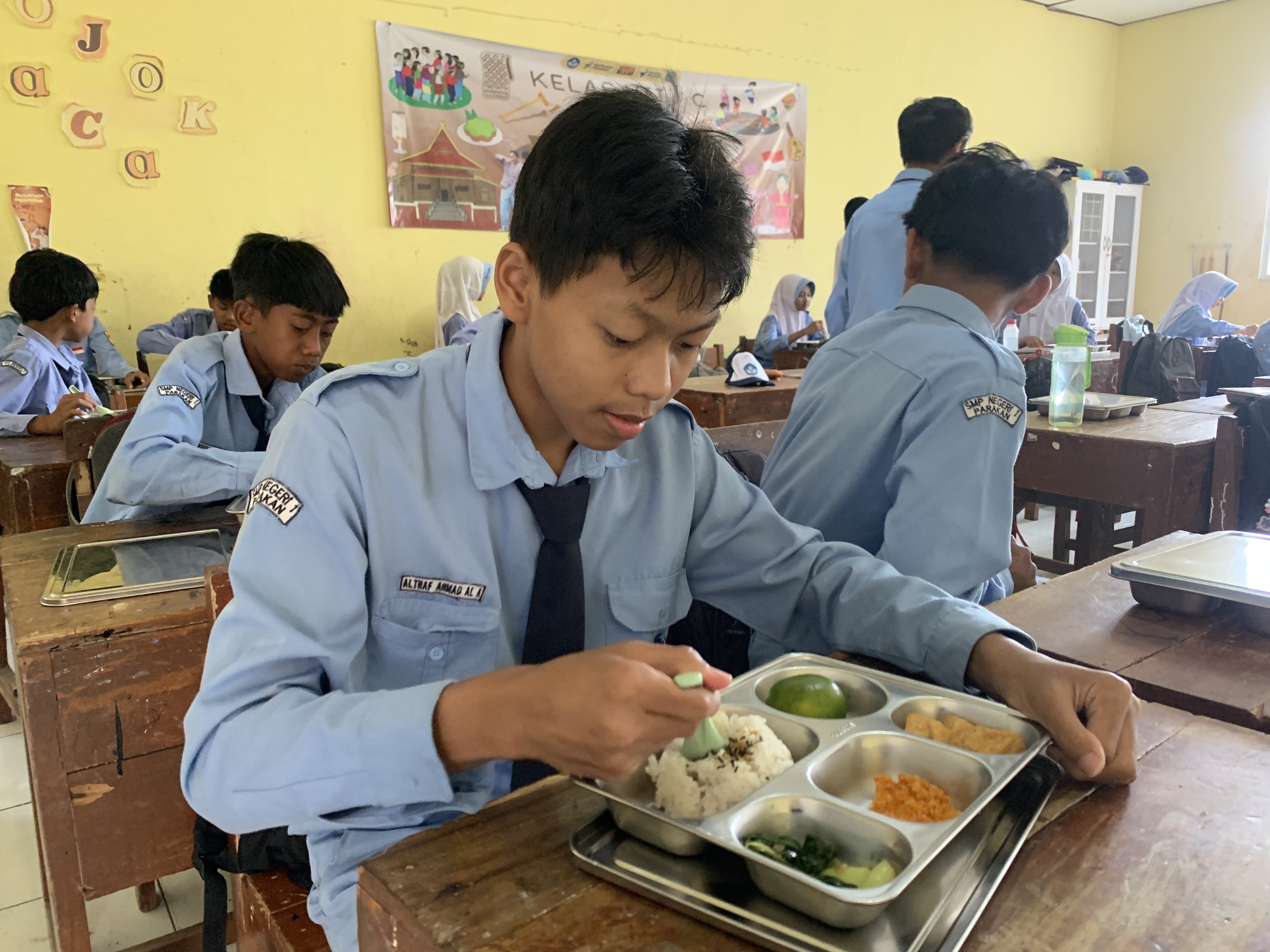 Siswa SMPN 1 Parakan Temanggung tampak menikmati menu MBG yang disajikan, Rabu (1/10/2025).